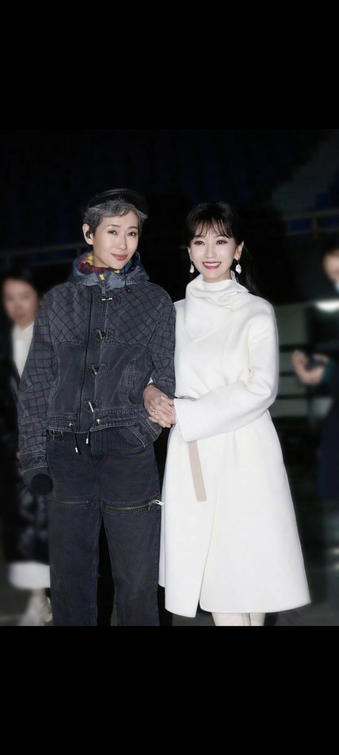 赵雅芝和叶童近日一起出席活动,两个人的状态都很好