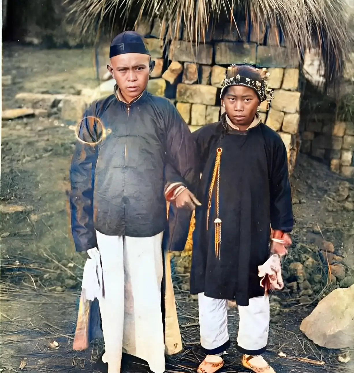 晚清时期,一对富贵人家新婚夫妻的珍贵留影,照片中新