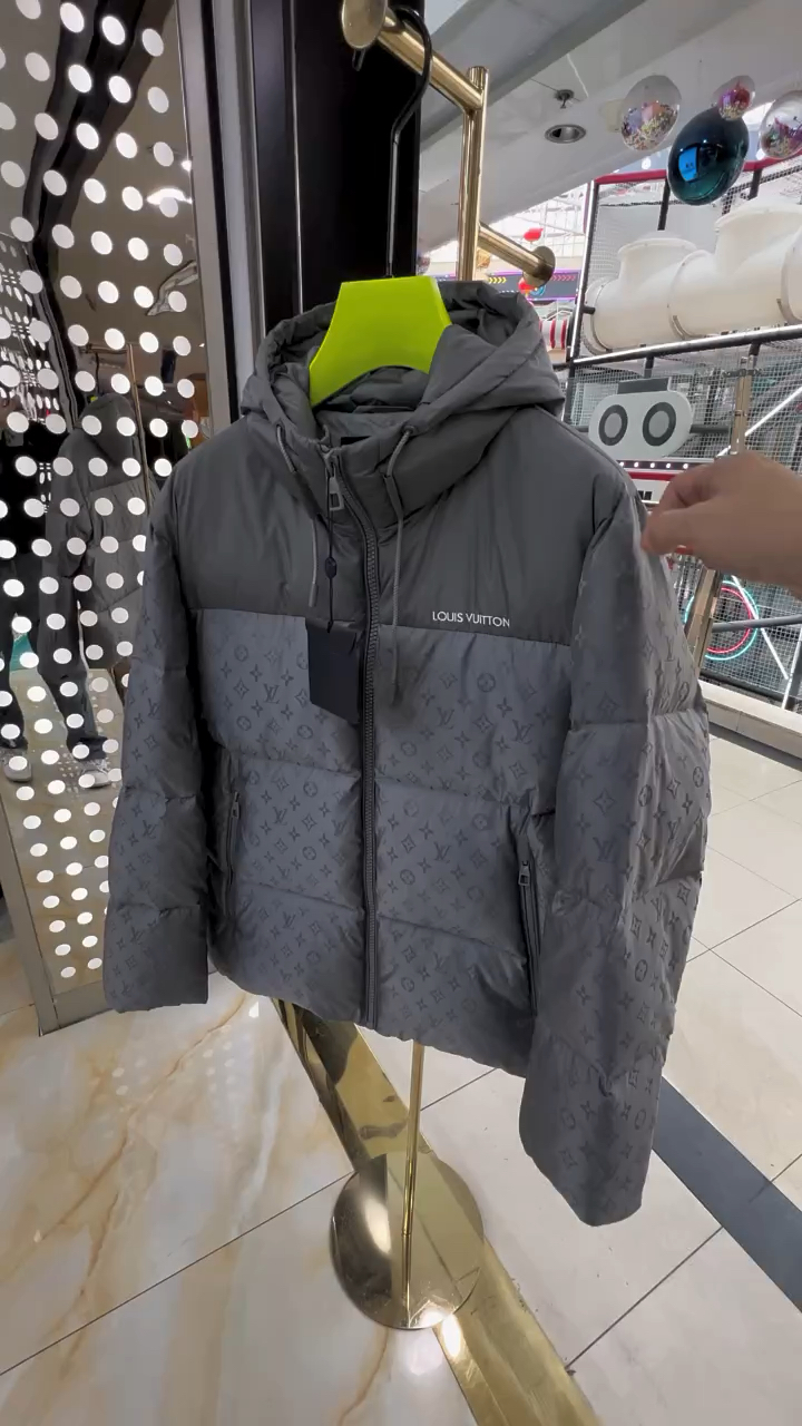 lv印花羽绒服独具一格的设计,让人眼前一亮