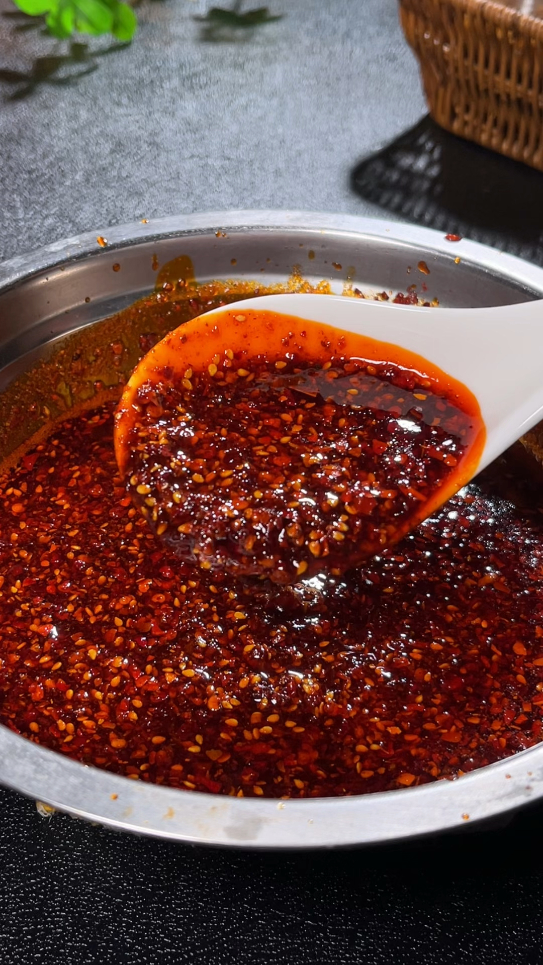 陕西的油泼辣子这样做,色泽红亮,香而不辣,拌菜拌面都好吃