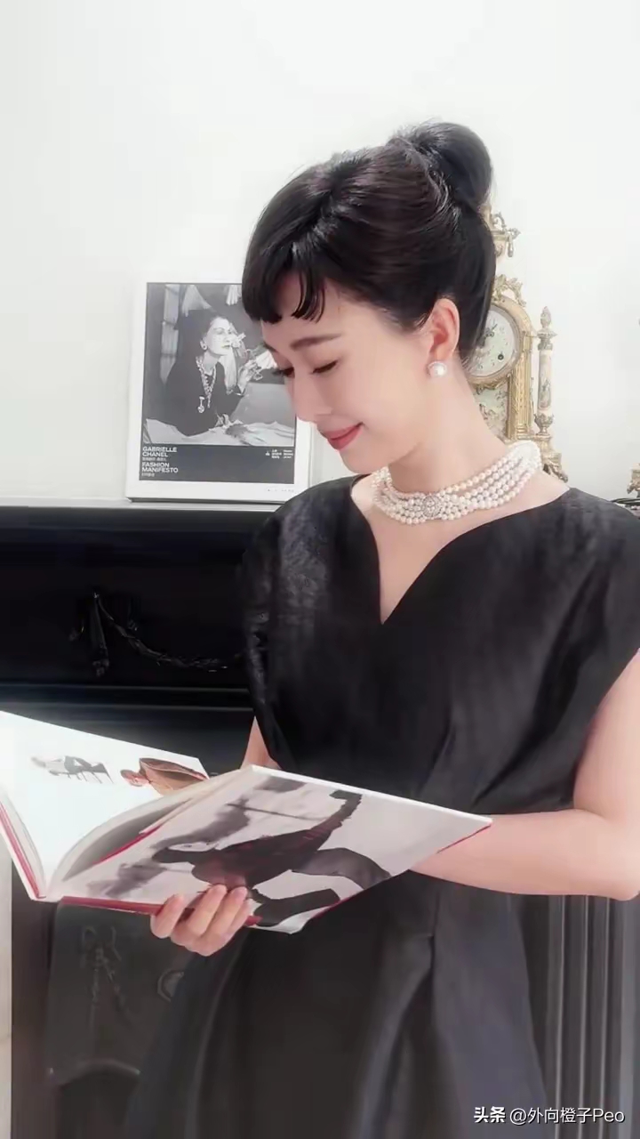 田朴珺也 43 岁了,被宠成了公主,把奥黛丽赫本的经典造型都尝试了一遍