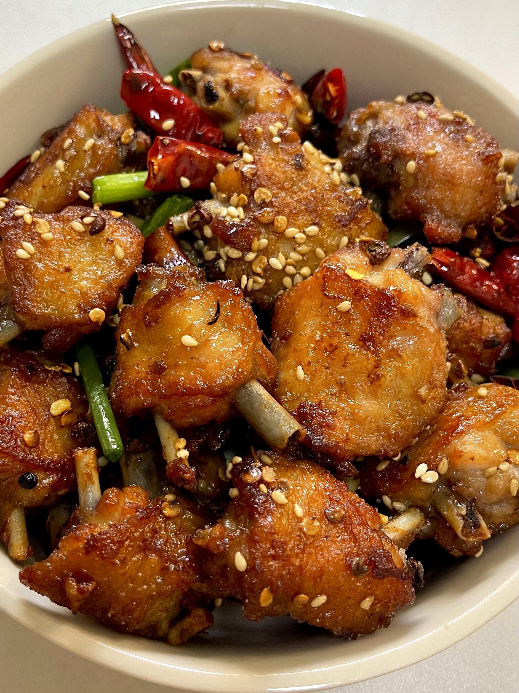 麻辣鸡翅真的真的吃不腻～这么做真的太香啦酥酥的外皮,肉质鲜嫩多汁