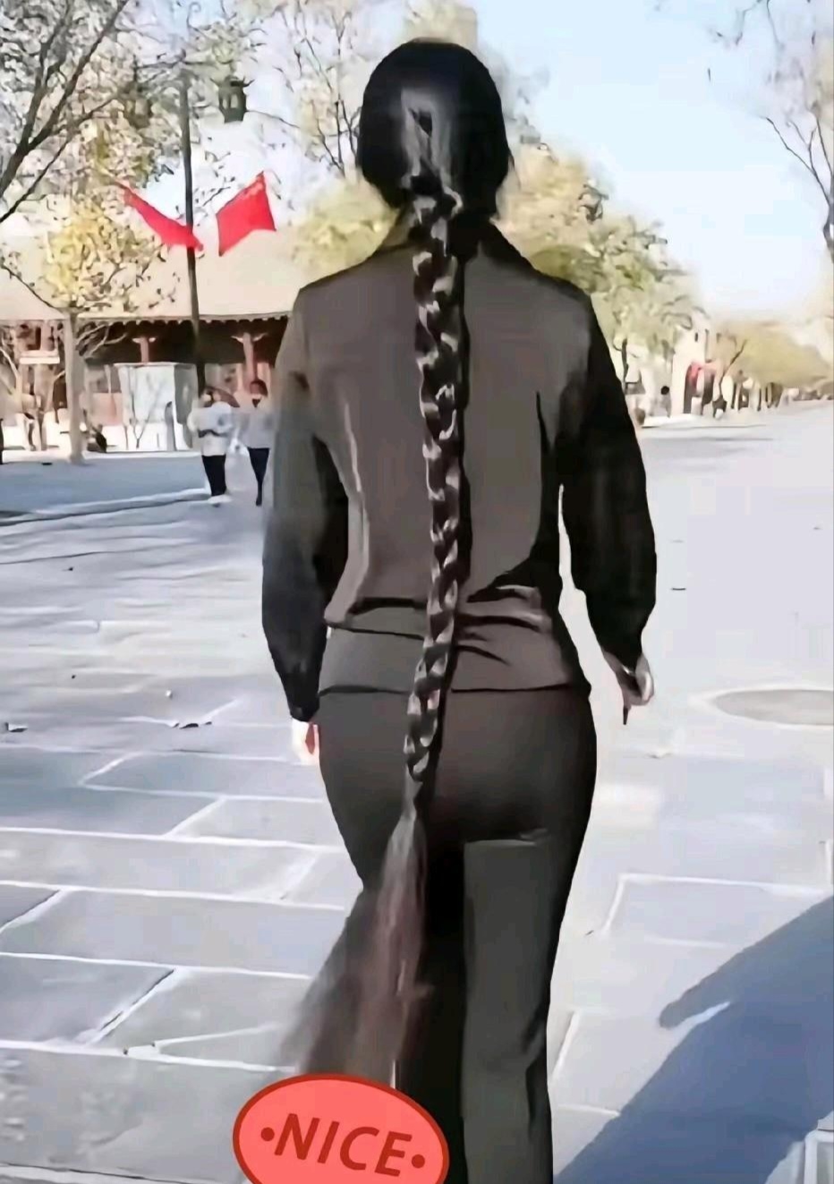 今天下午去接孩子放学,被一位扎着大长辫子的家长吸引了我的眼球,她的