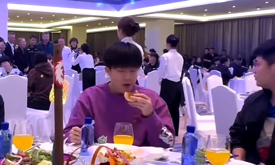 左撇子的优点终于找到了,吃饭两只手都能用得到