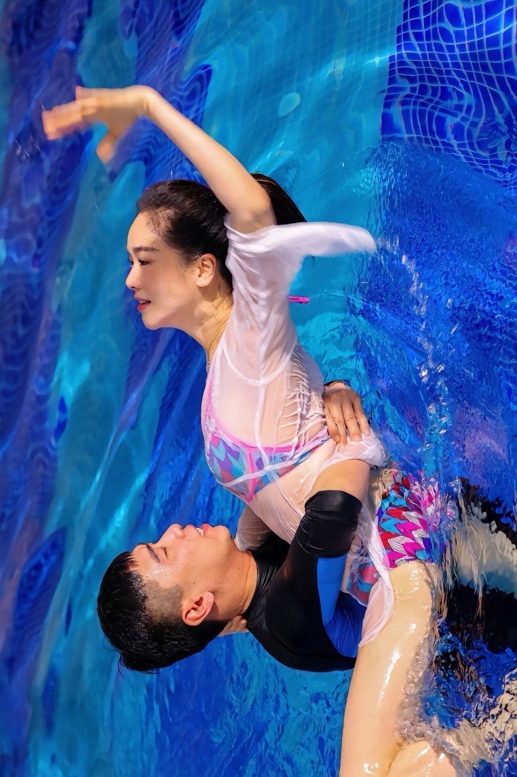 左小青穿着性感,在水中翩翩起舞,抱她的男人也太幸福了