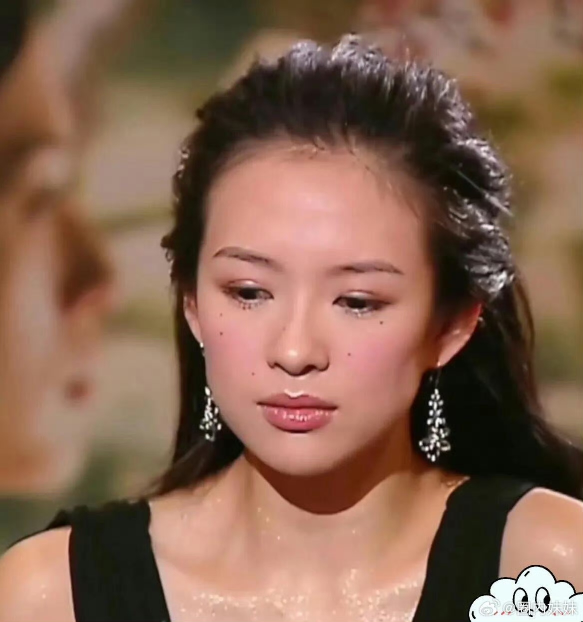 章子怡年轻的时候妆容好超前在脸上点了那么多痣身上涂满了闪粉