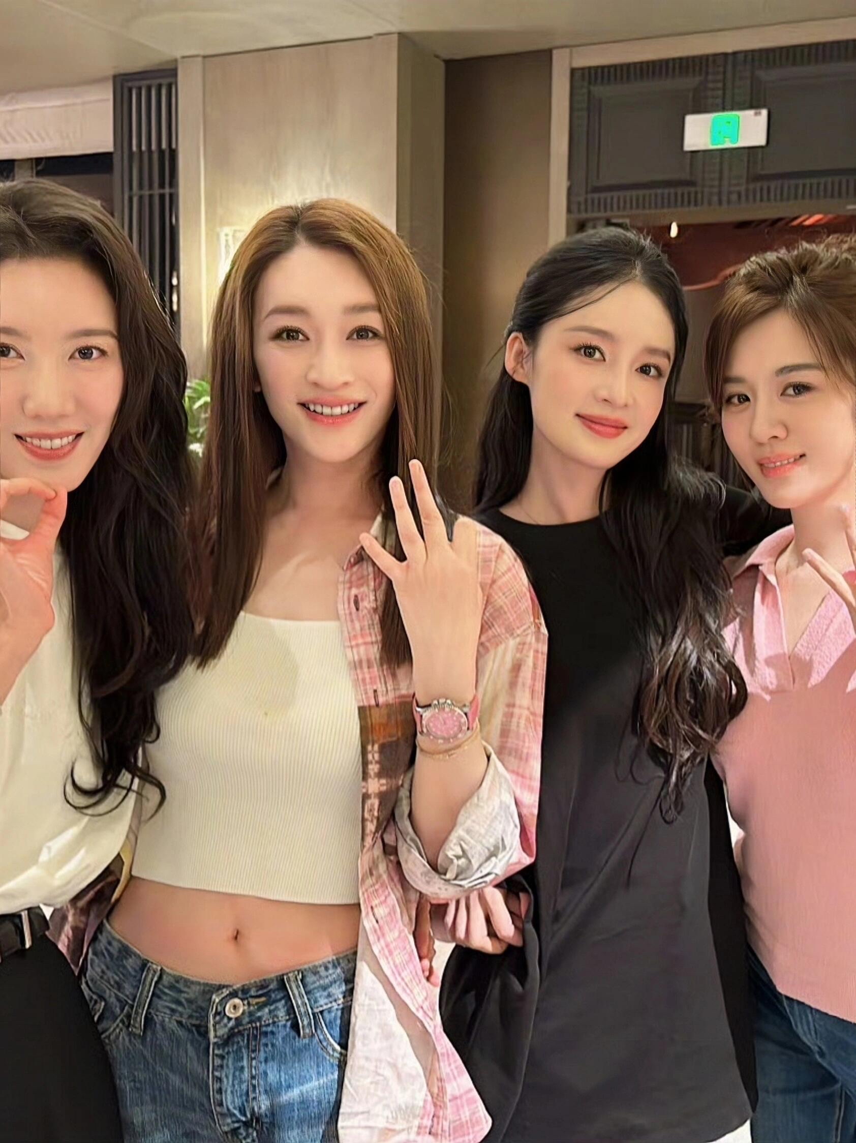 李小冉就是女明星的合影杀手,她这种天生丽质的白把其他人衬得又黑又