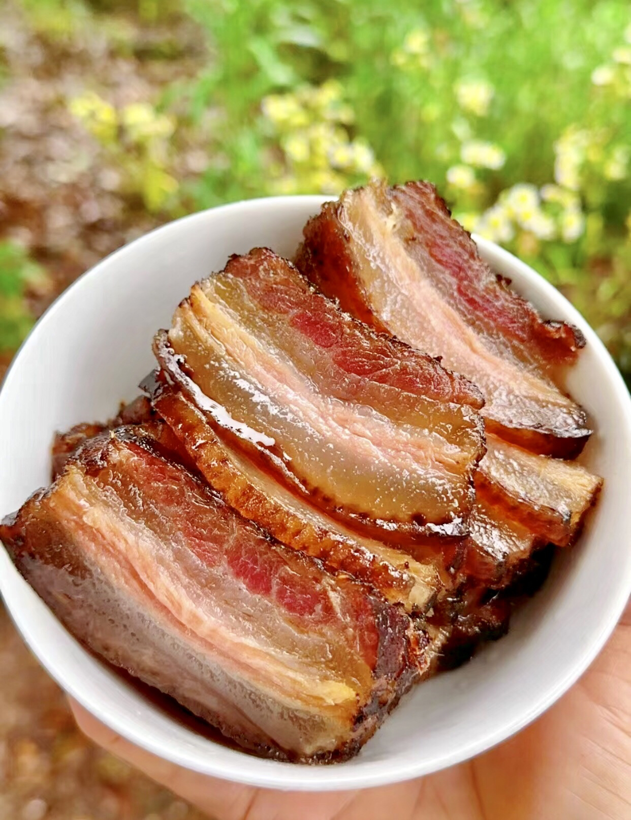 晶莹剔透的腊肉,肥而不腻,瘦而不柴 每餐都能多吃2碗饭,过年自己吃和