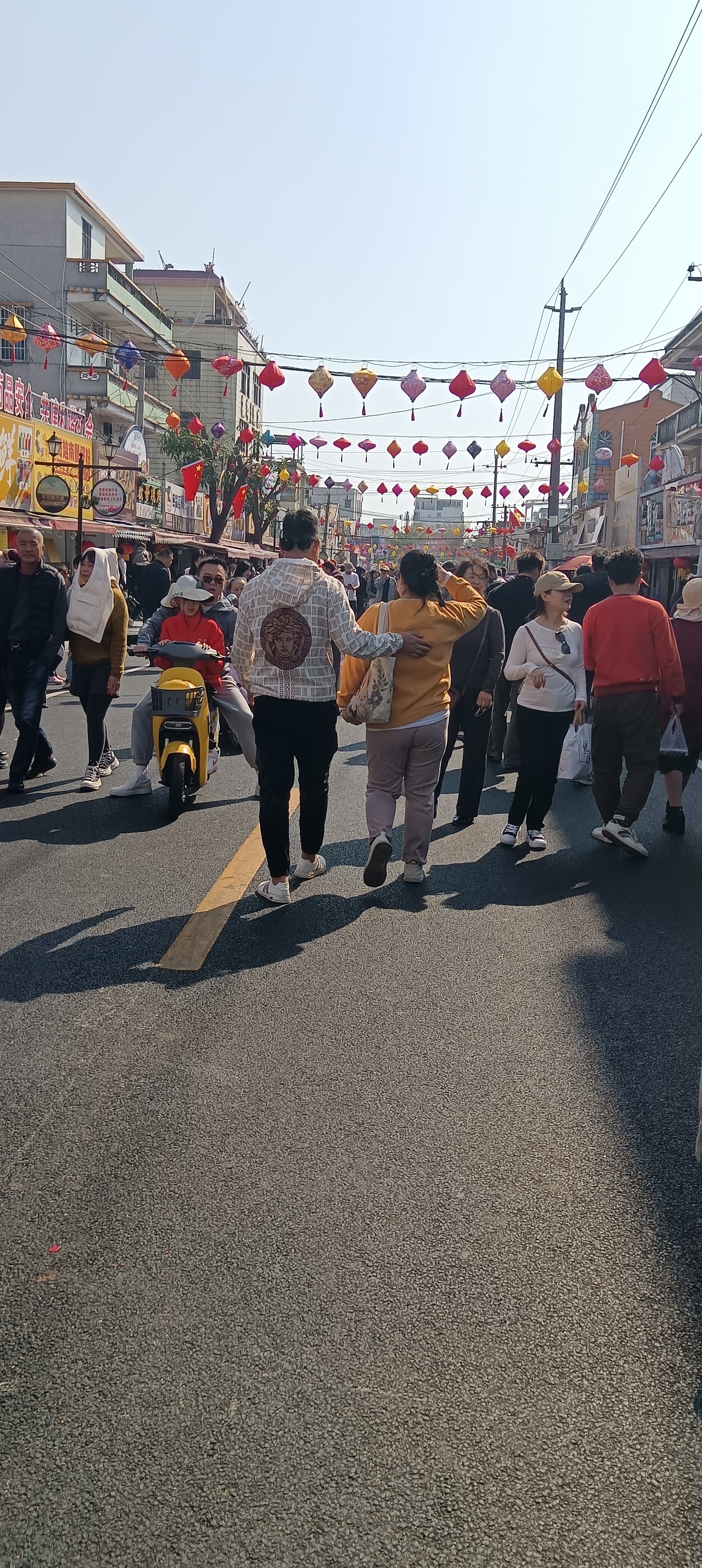 昨天大年初一,侨港风情街的各个入口都实行交通管