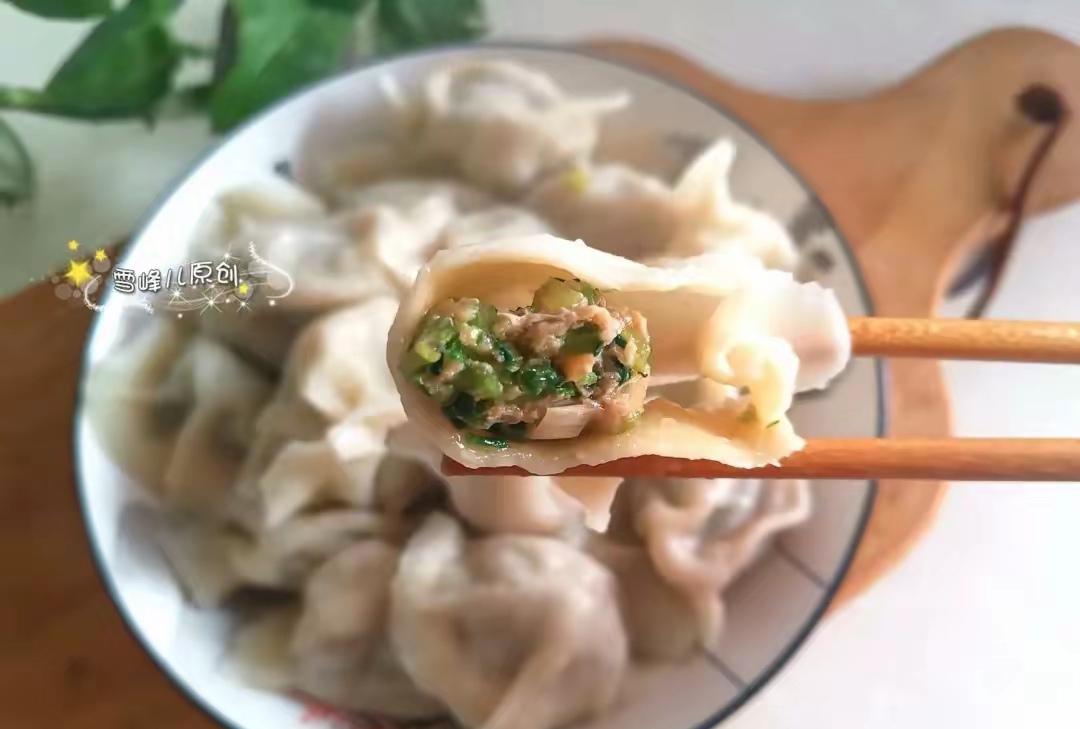 立冬你家吃什么# 饺子是北方立冬时节必吃的传统食物,饺子的形状像