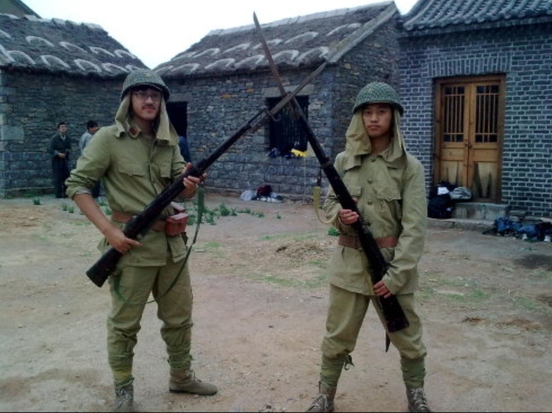 在院里,一名日本兵正持枪仔细排查,院里一处堆柴火的地方传出了轻微的