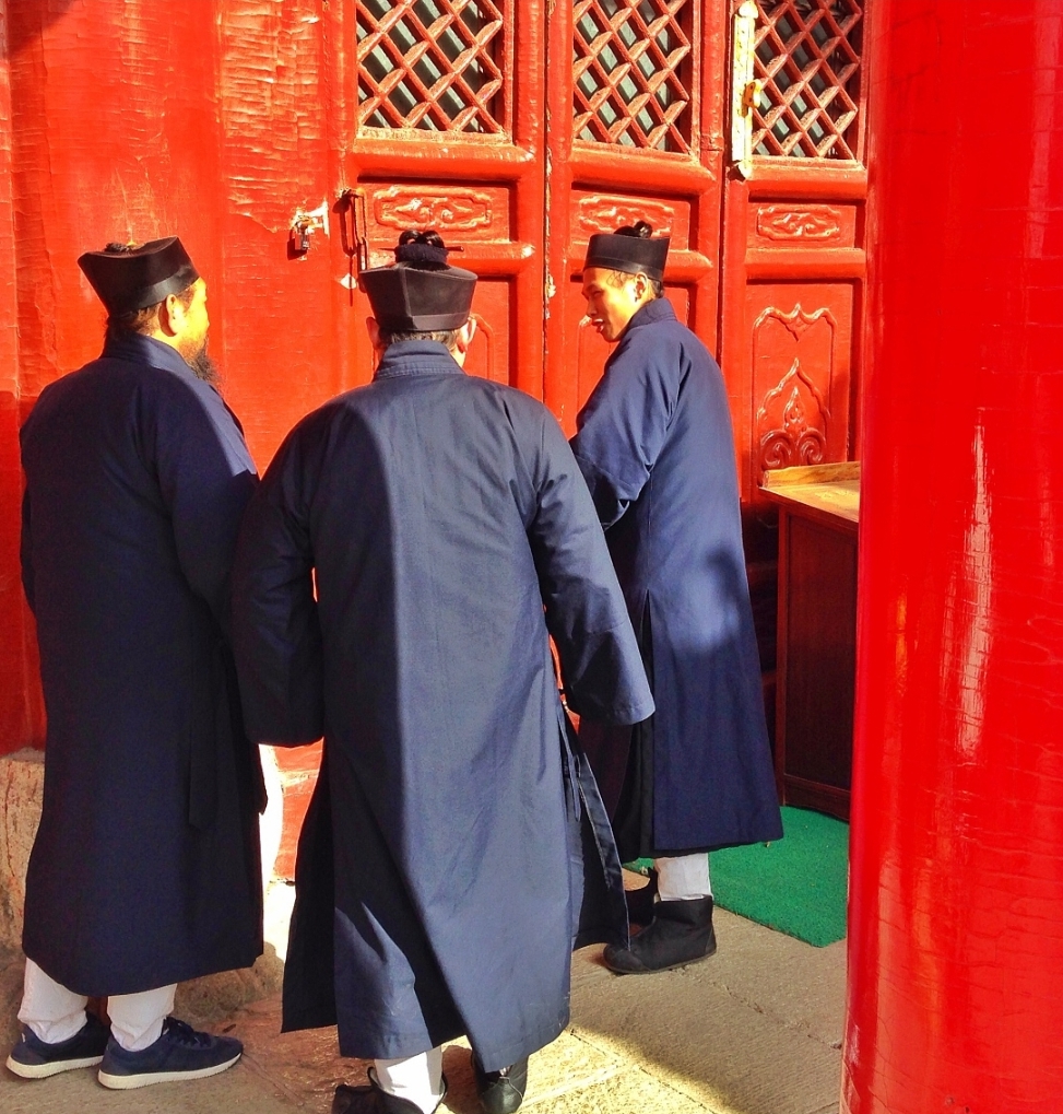 六月份我领着儿子去了白云观,和一位道长交谈了一会儿