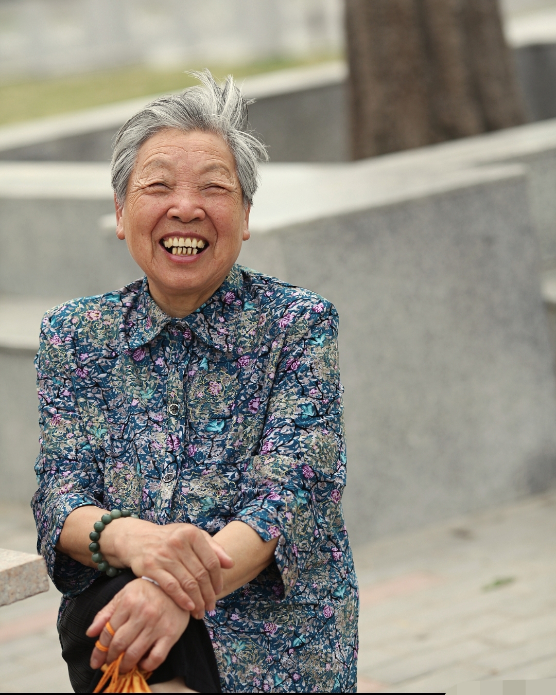 到家后,没看到饭桌上有饭菜,却瞧见奶奶在灶前哭泣