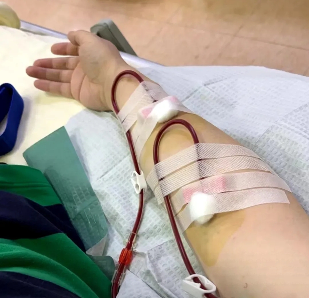 一踏入其中,便能看到满屋子乌压压的人群,仿佛一片被疾病笼罩的乌云