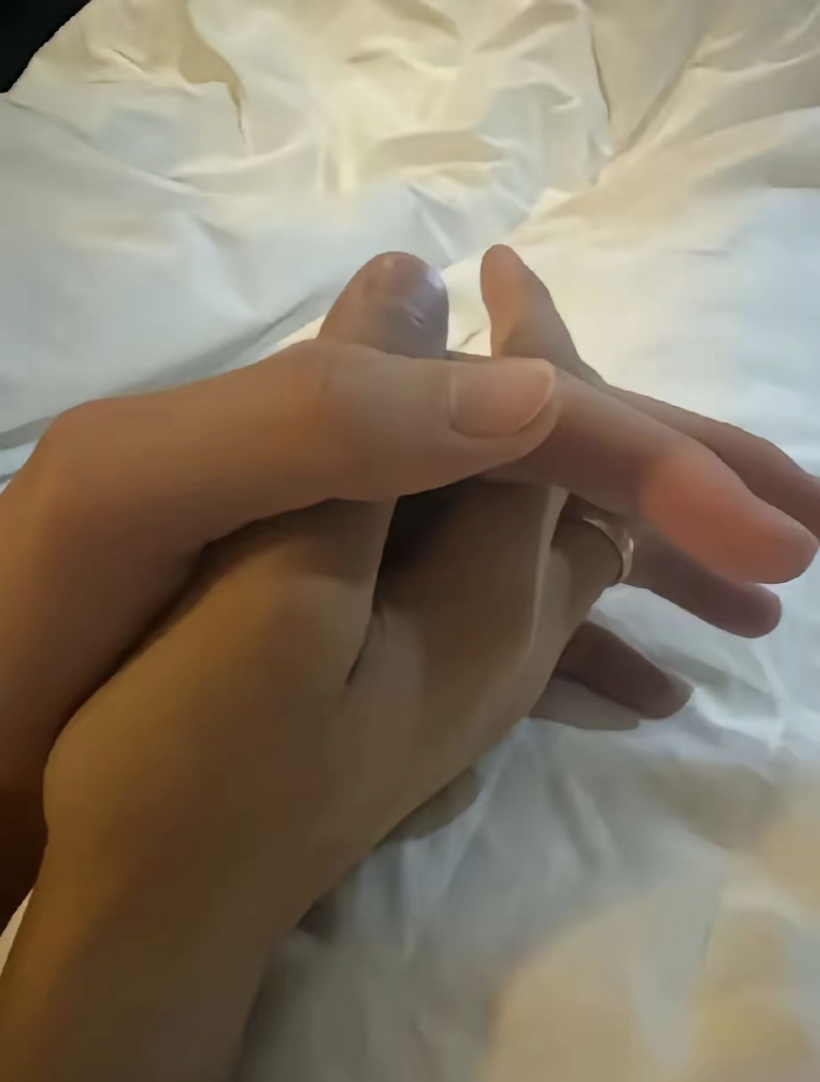 牵手晚上在宾馆手牵手两个人开房间露胳膊晚上和美女在宾馆手牵手男生