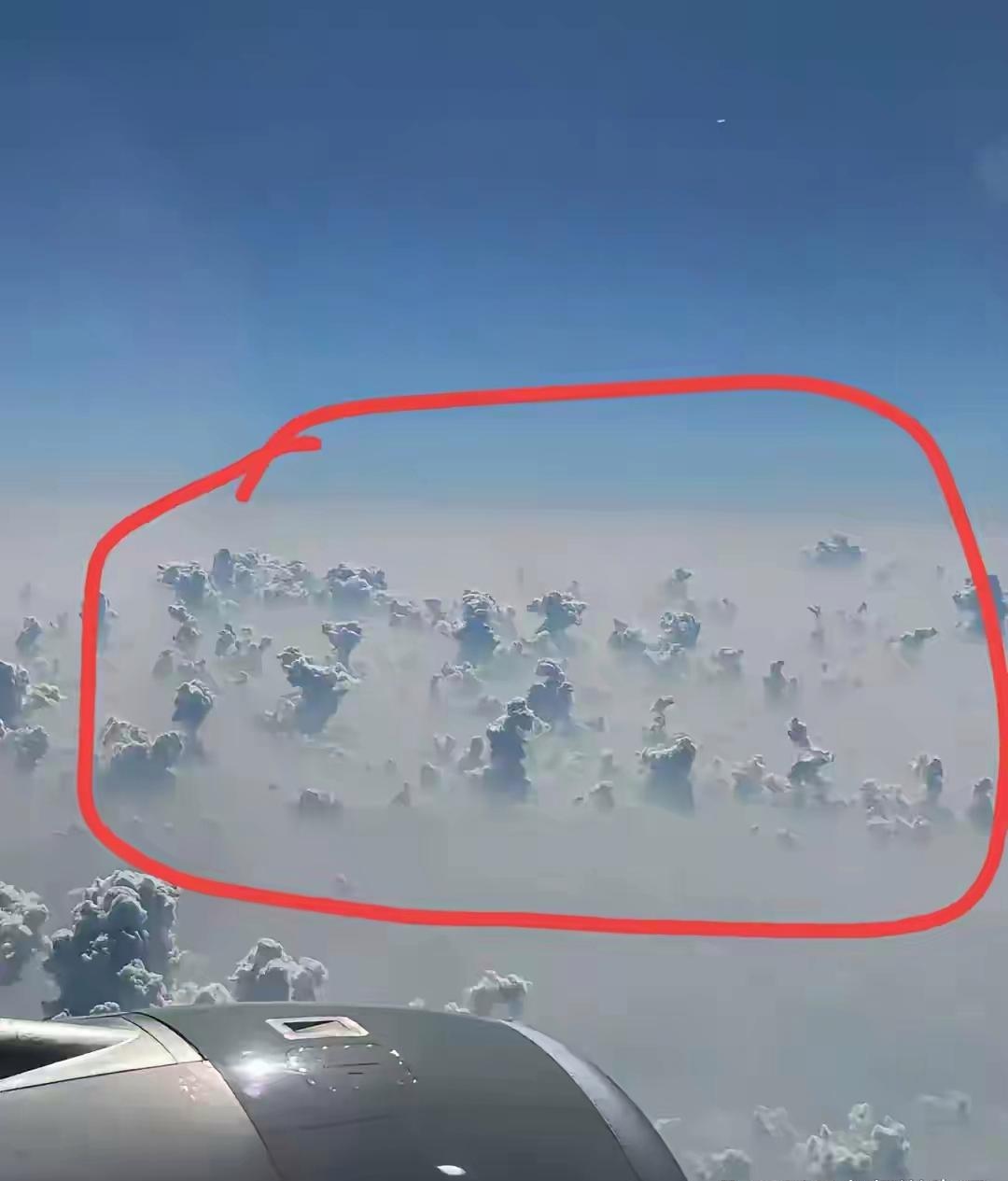 这是一位网友在坐飞机航行时,用.@酣睡溪水旁的动态