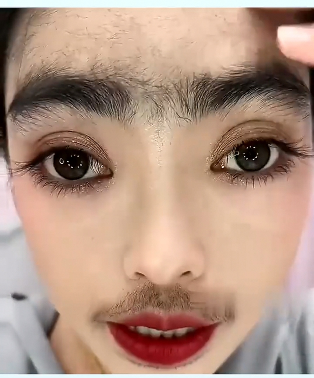 从医学上来讲,这应该是她的内分泌失调吧