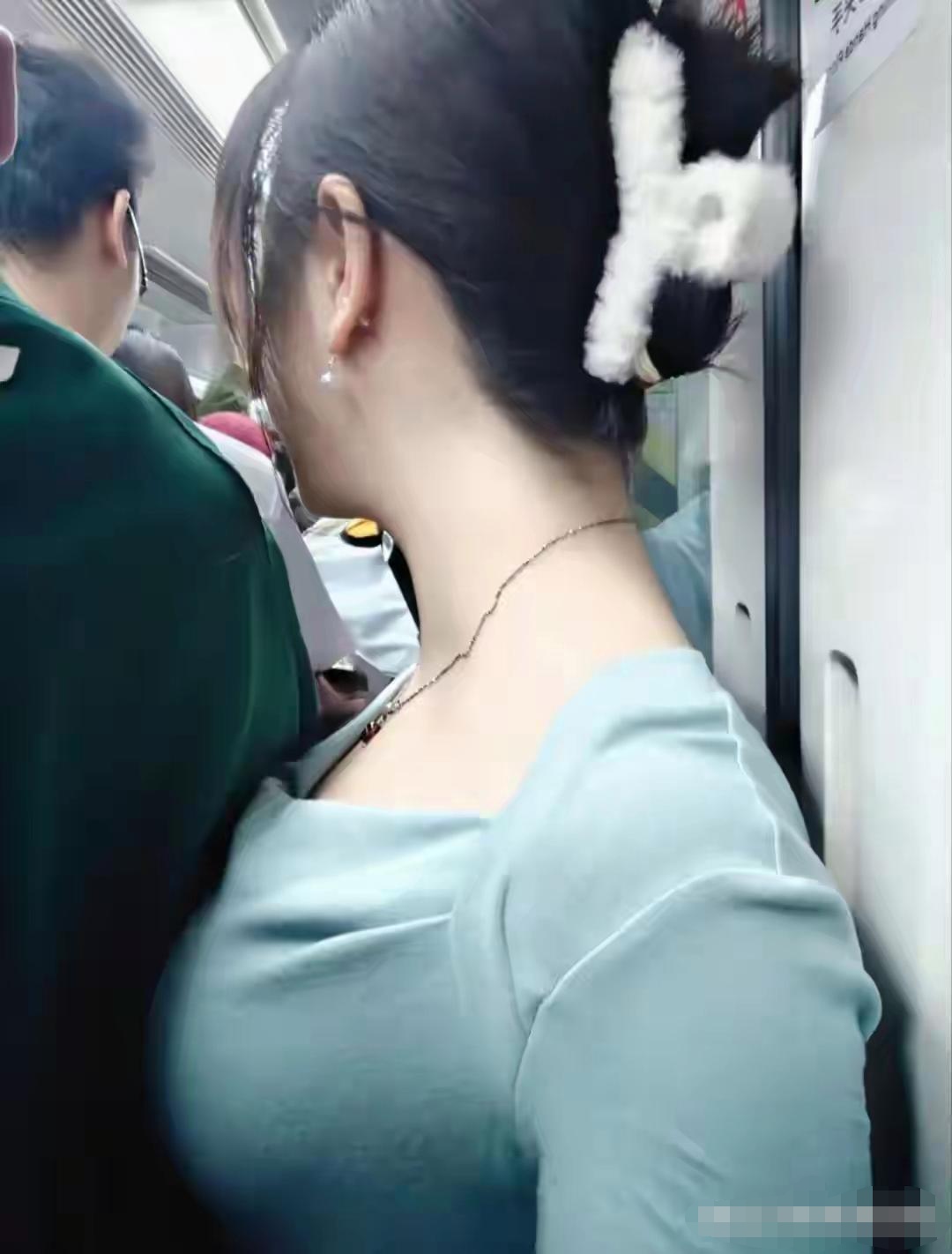 虽然上下班匆匆,忙忙坐车挤地铁. 但是其中的乐趣也不少啊.