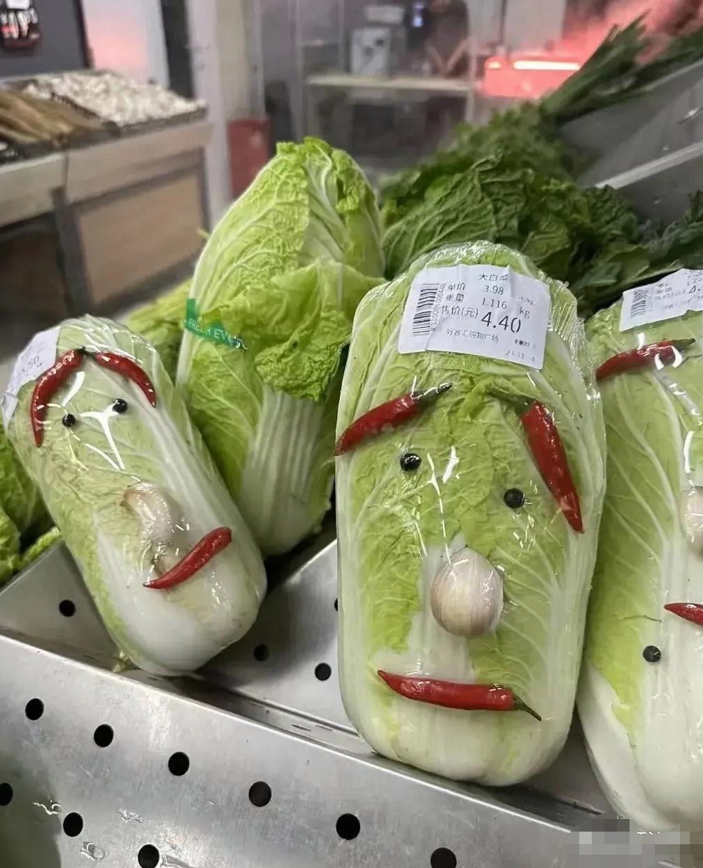 看到图片当中这个白菜,被售货员弄成了如此有意思的画面,真的是好搞笑