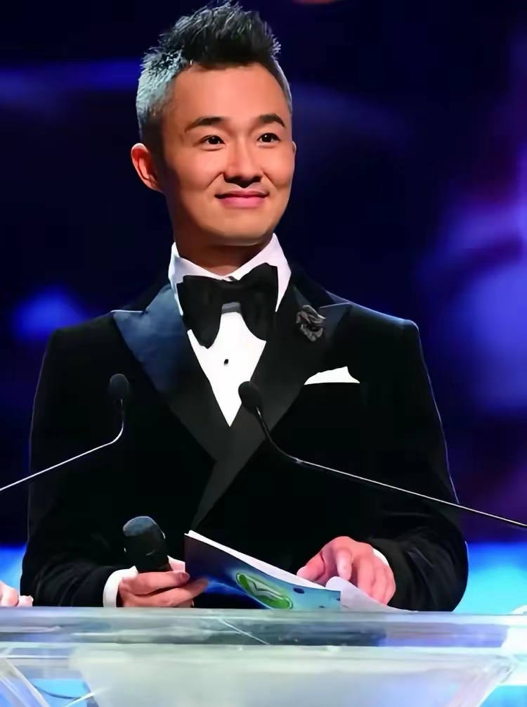 前番茄台主持人程雷因饭局门事件事业受损,近年与王冠搭档当婚礼司仪