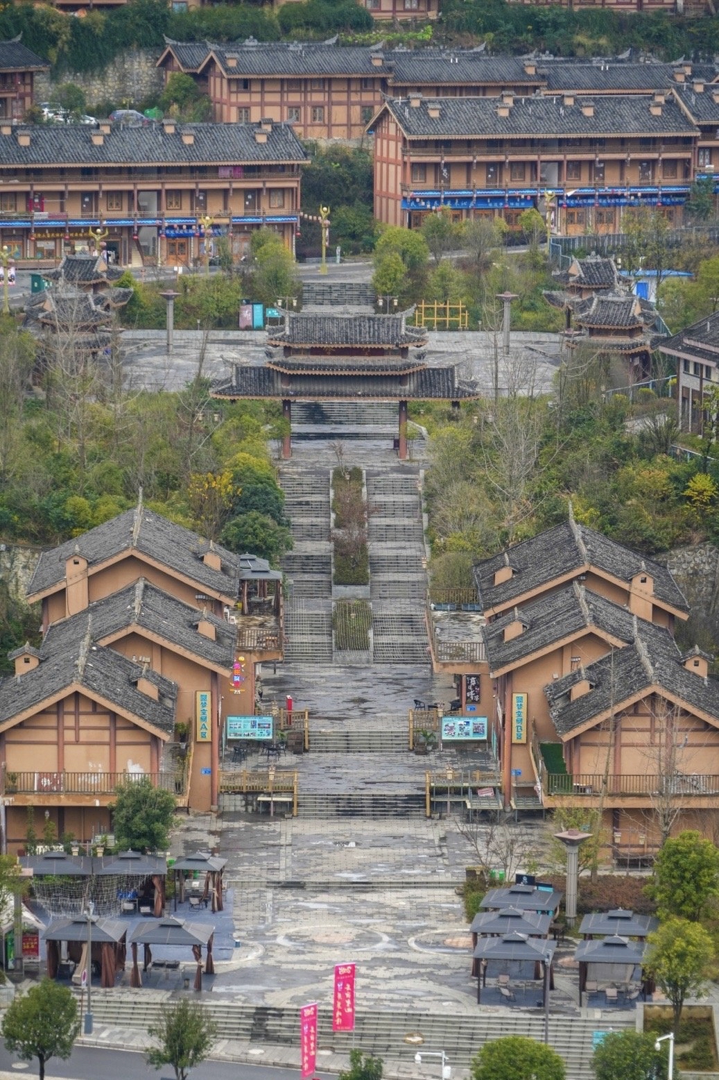 到了黔西南的晴隆县,悠久的历史和浓郁的民族风情就是这里的金名片