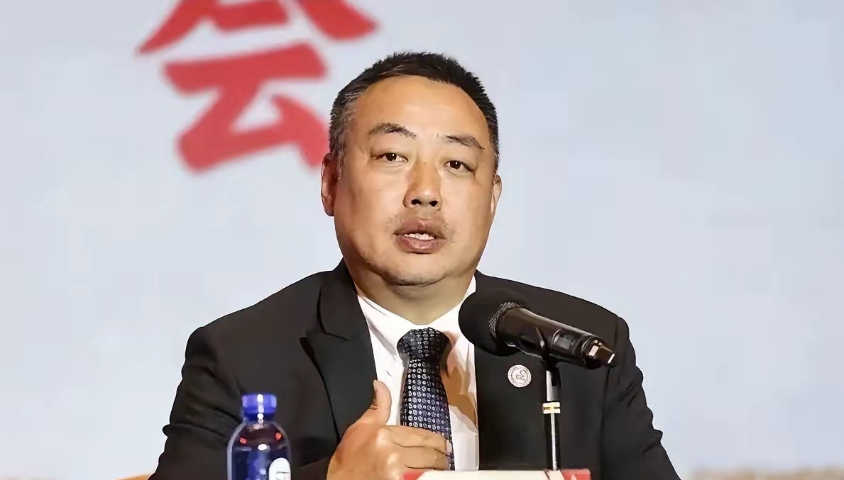 "老瓦杯"其实就是一个友谊赛,刘国梁与瓦尔德内尔两手一拍,就愉快的