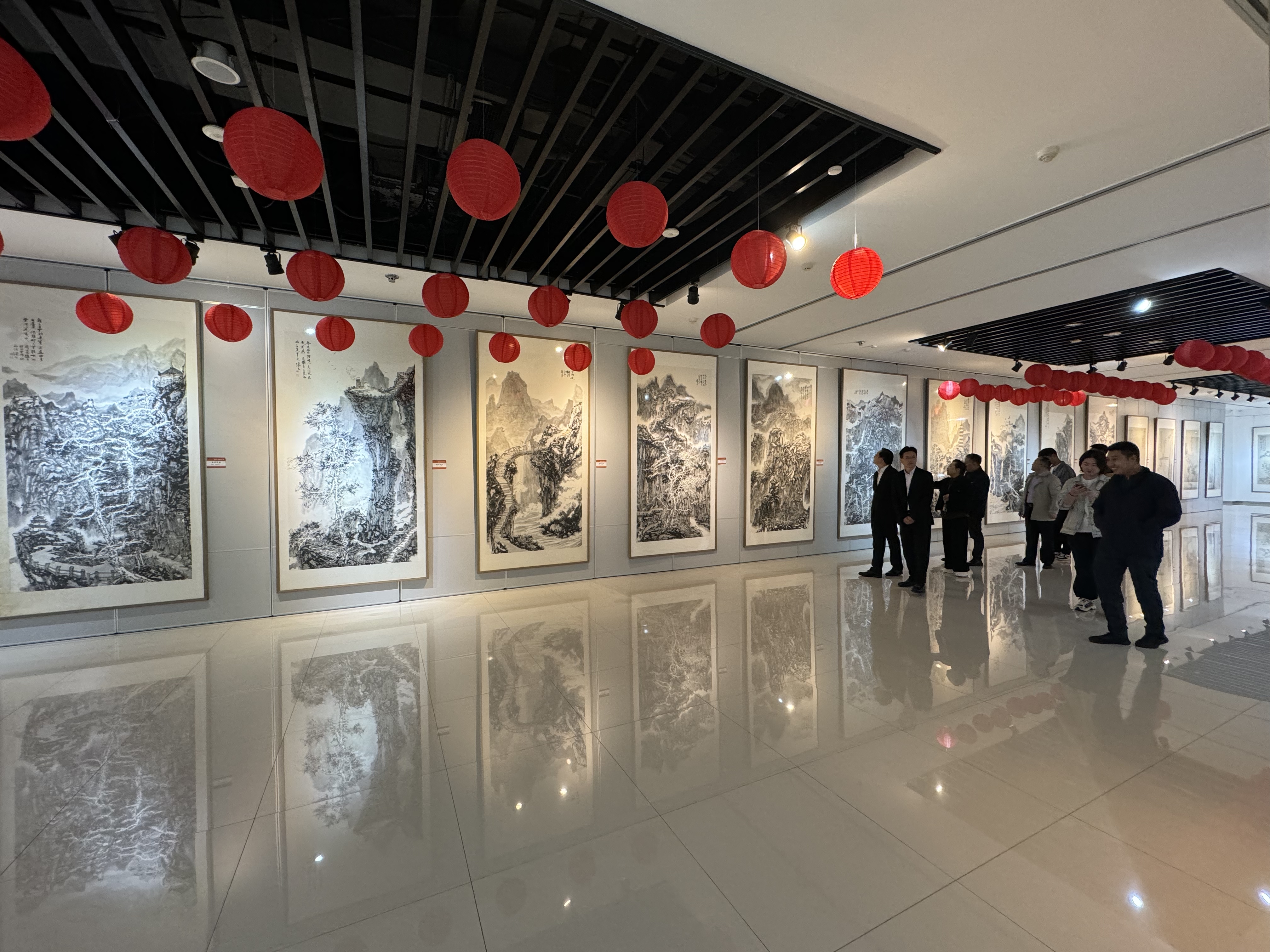 国画展览现场图片