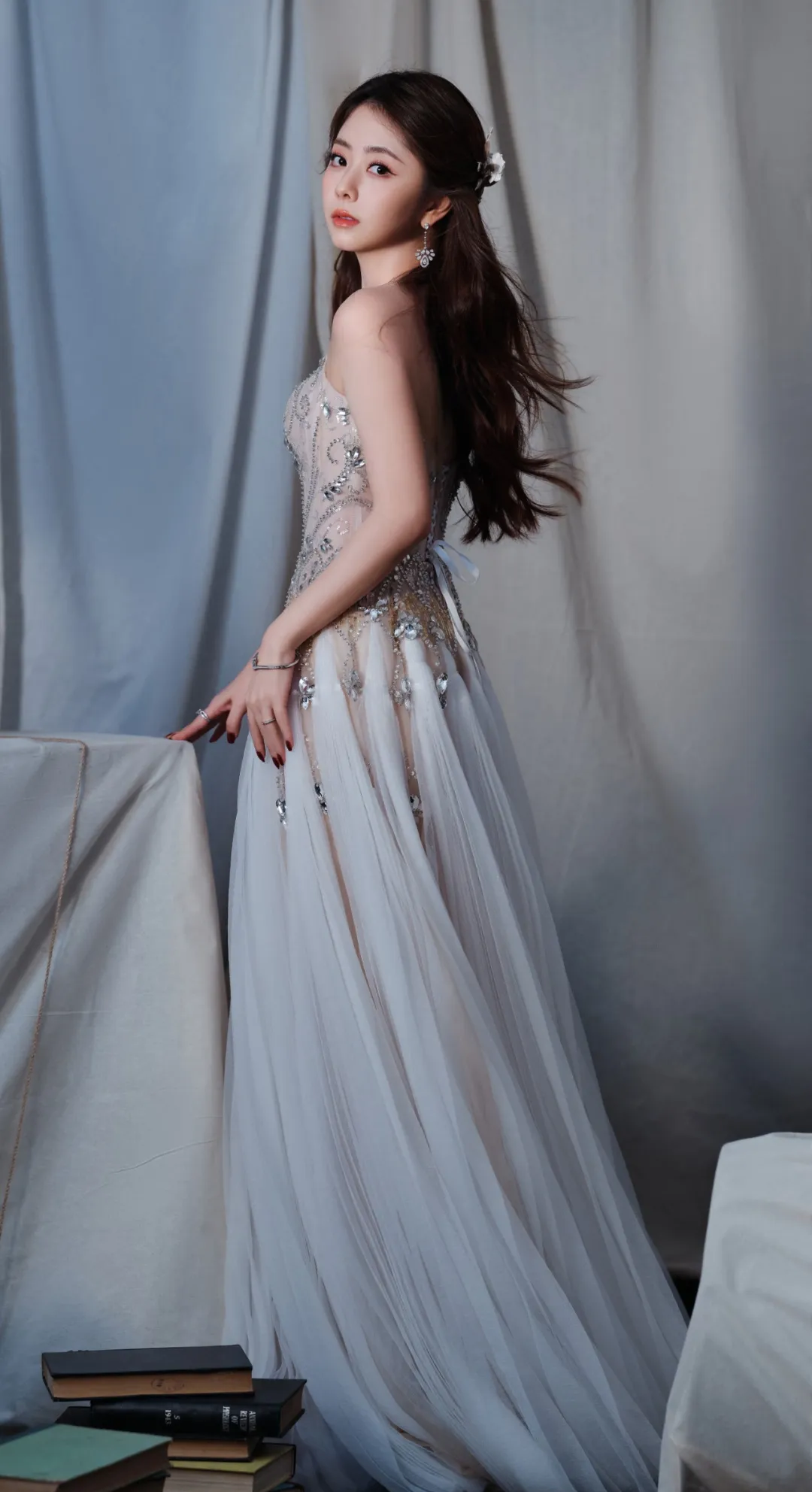 被谭松韵金鹰奖造型惊艳到!复古金钻风琴裙搭配手工花冠,太惊艳了!