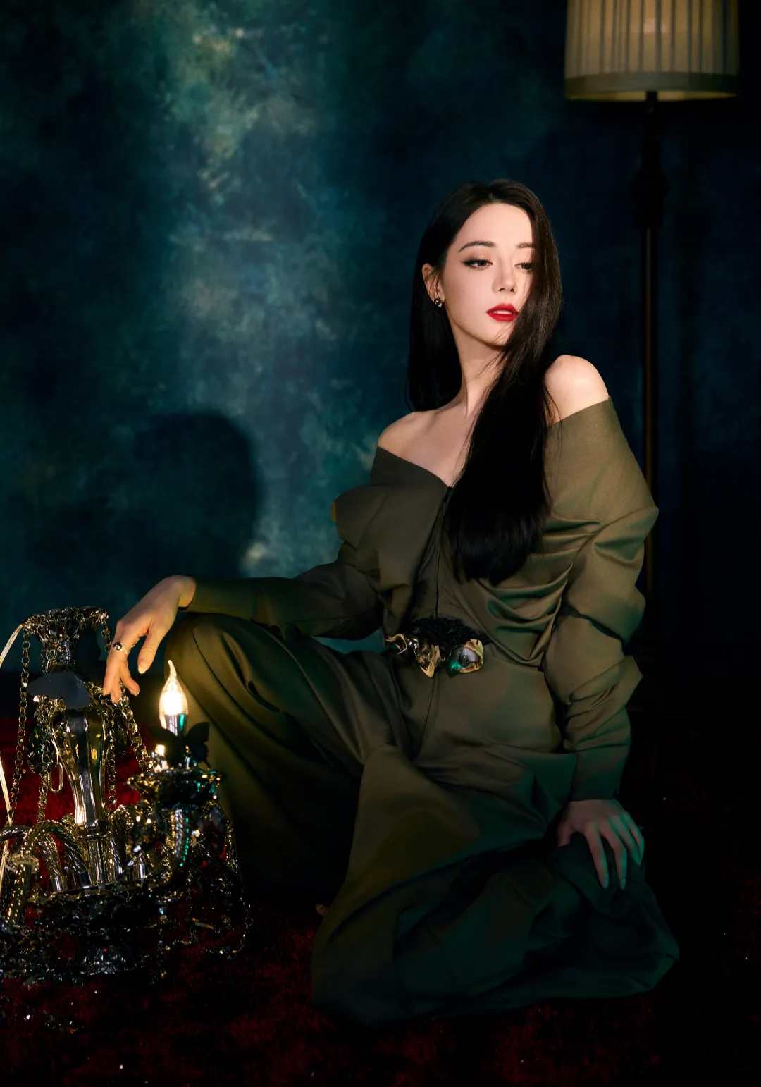 迪丽热巴嘴叼珍珠,极致姐感反差,酷飒御姐,不一样的风情万种!