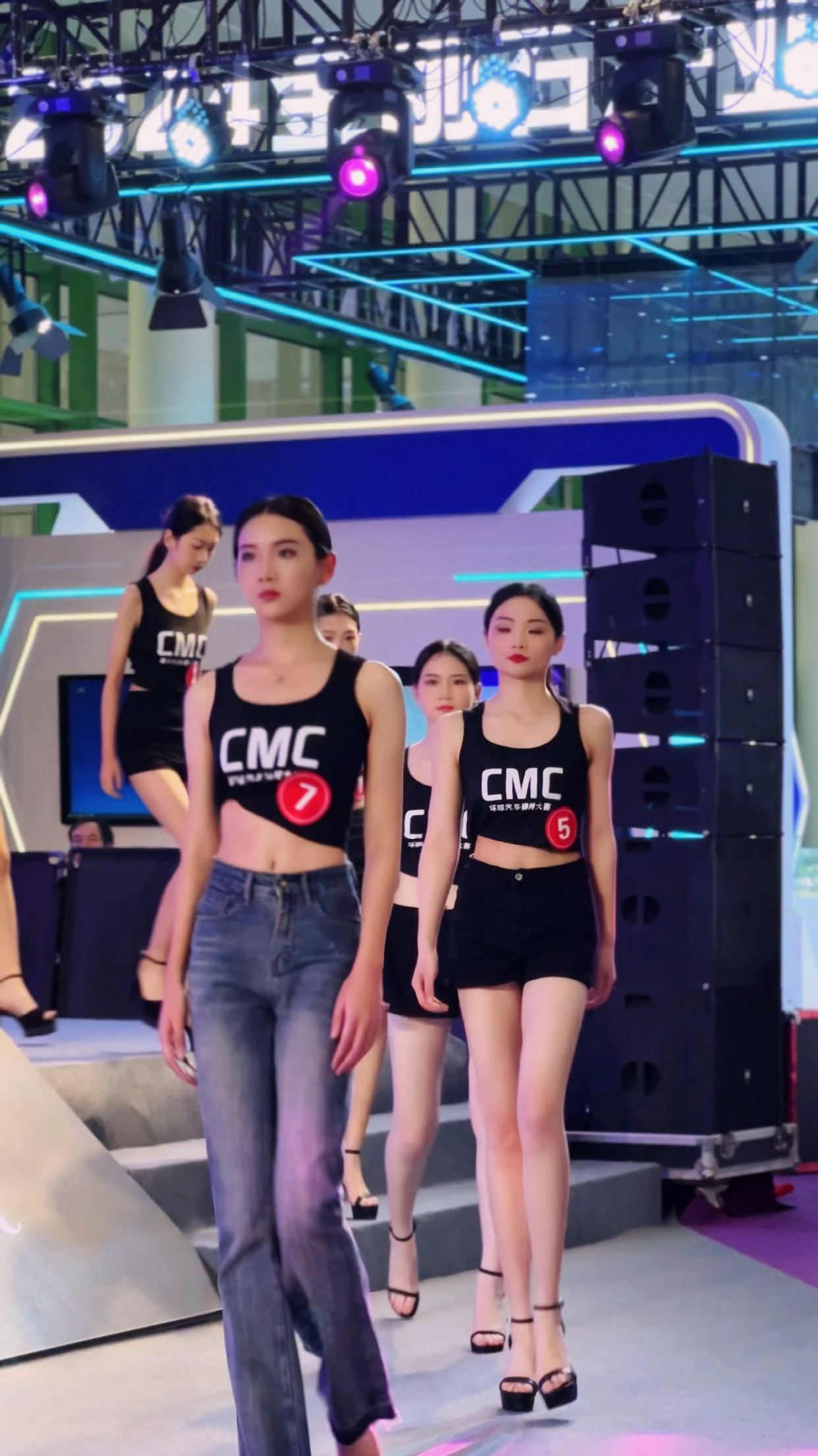 郑州车展的车模大赛,个个如花似玉,肤白貌美,你最爱哪个?