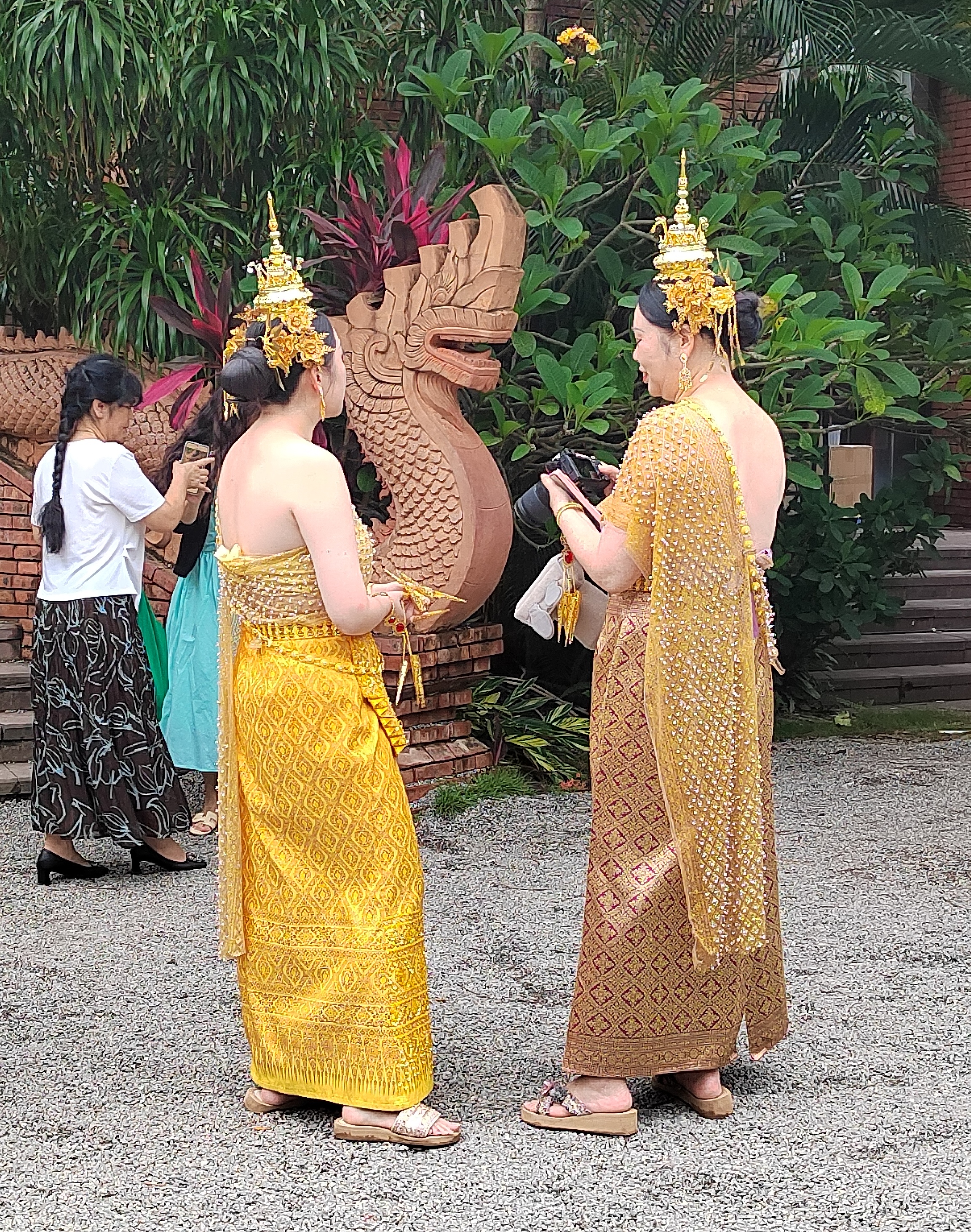 人的欲望无止境促使社会进步,人的贪婪无法满足容易走向罪恶的深渊