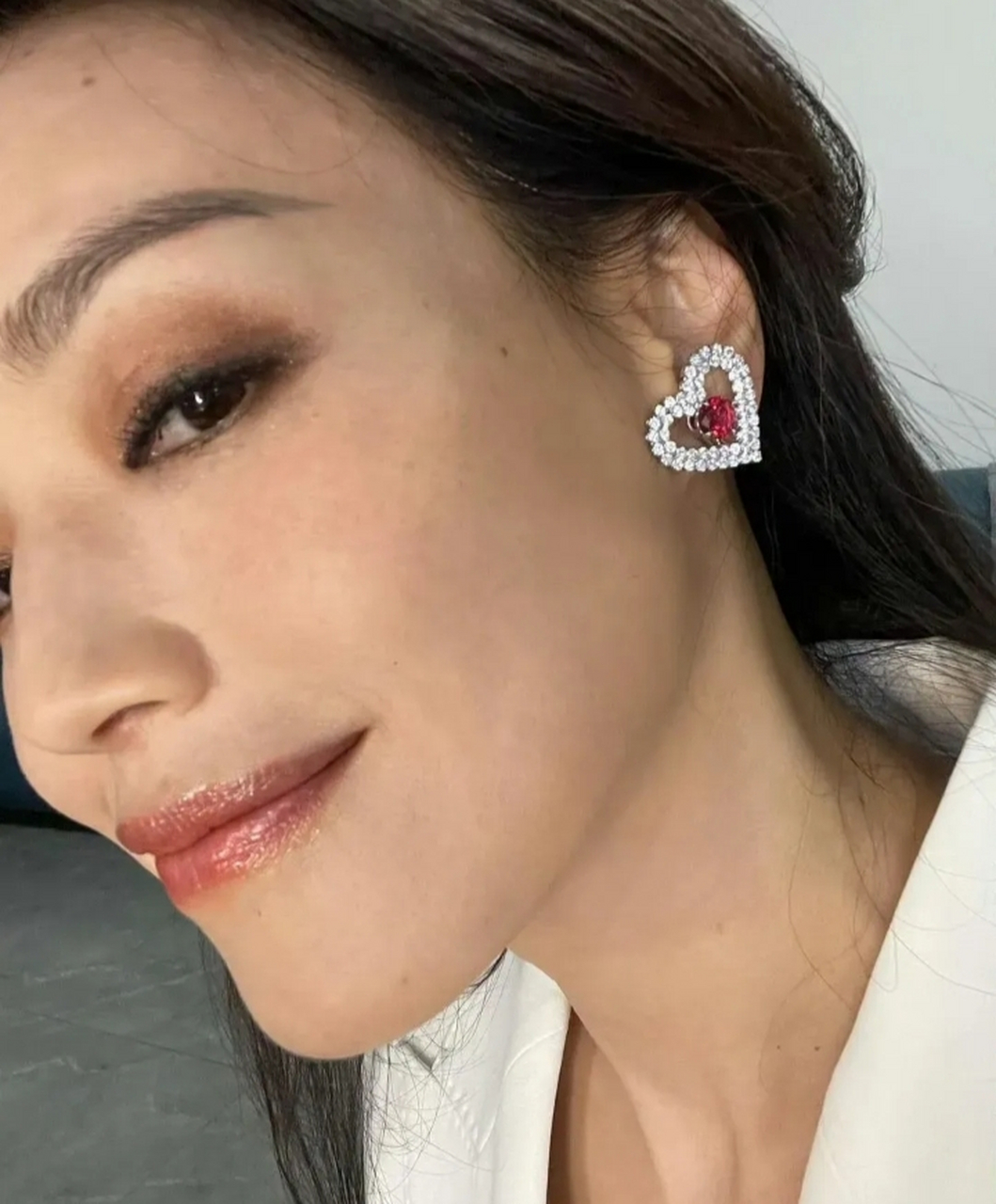 不过我发现 舒淇耳朵上戴的心形耳钉 是非常漂亮,相当漂亮 看起来