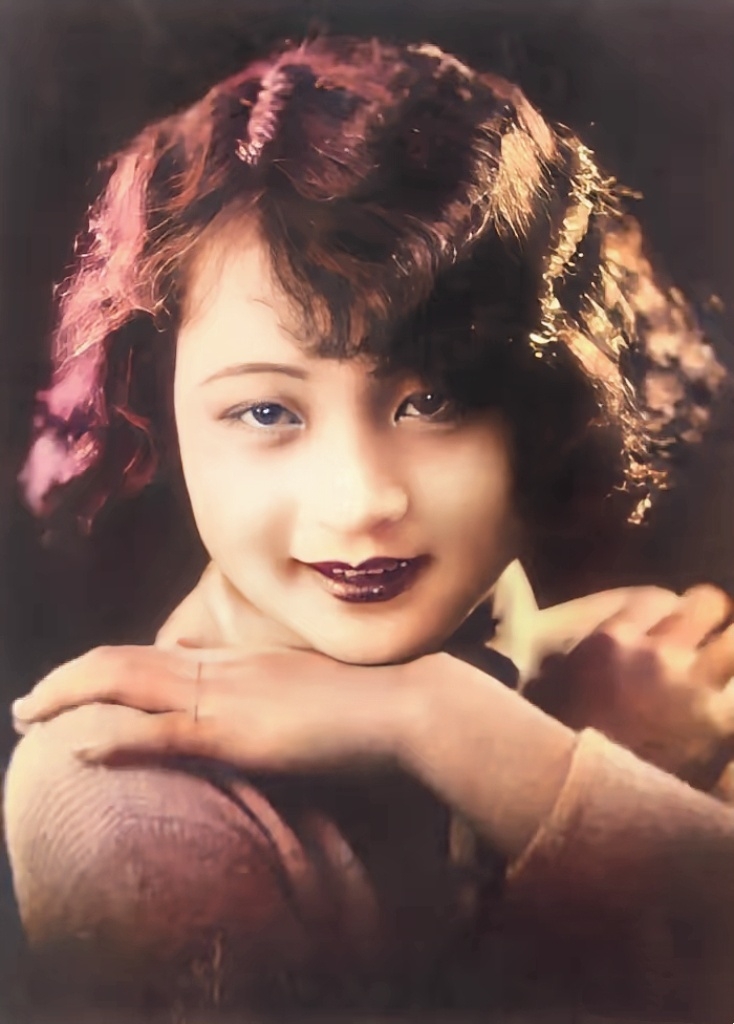 她是风华绝代的民国影星黎莉莉,也是"龙潭三杰"之一钱壮飞的女儿