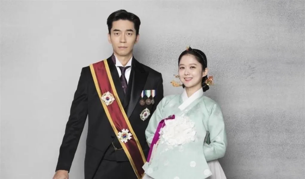 张娜拉,这位在韩娱圈内熠熠生辉的明星,以其音乐和表演事业的双重成功