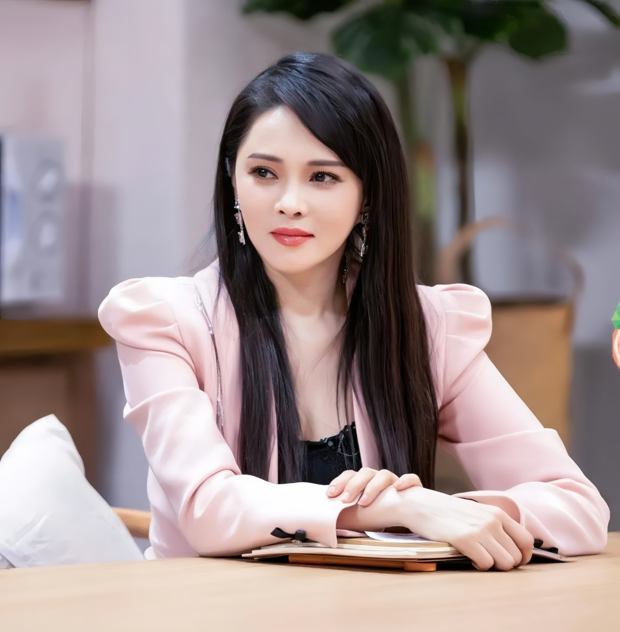 主持人问伊能静:"你跟公公婆婆吵架吗?"伊能静大方承认:"吵过很多次