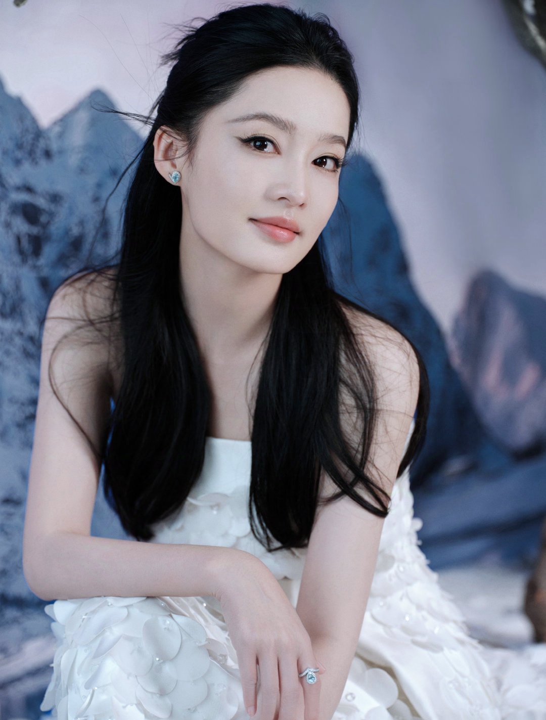 妩媚多姿,清纯唯美的李沁,身穿洁白立体花卉抹胸拖尾裙,尽显窈窕身材