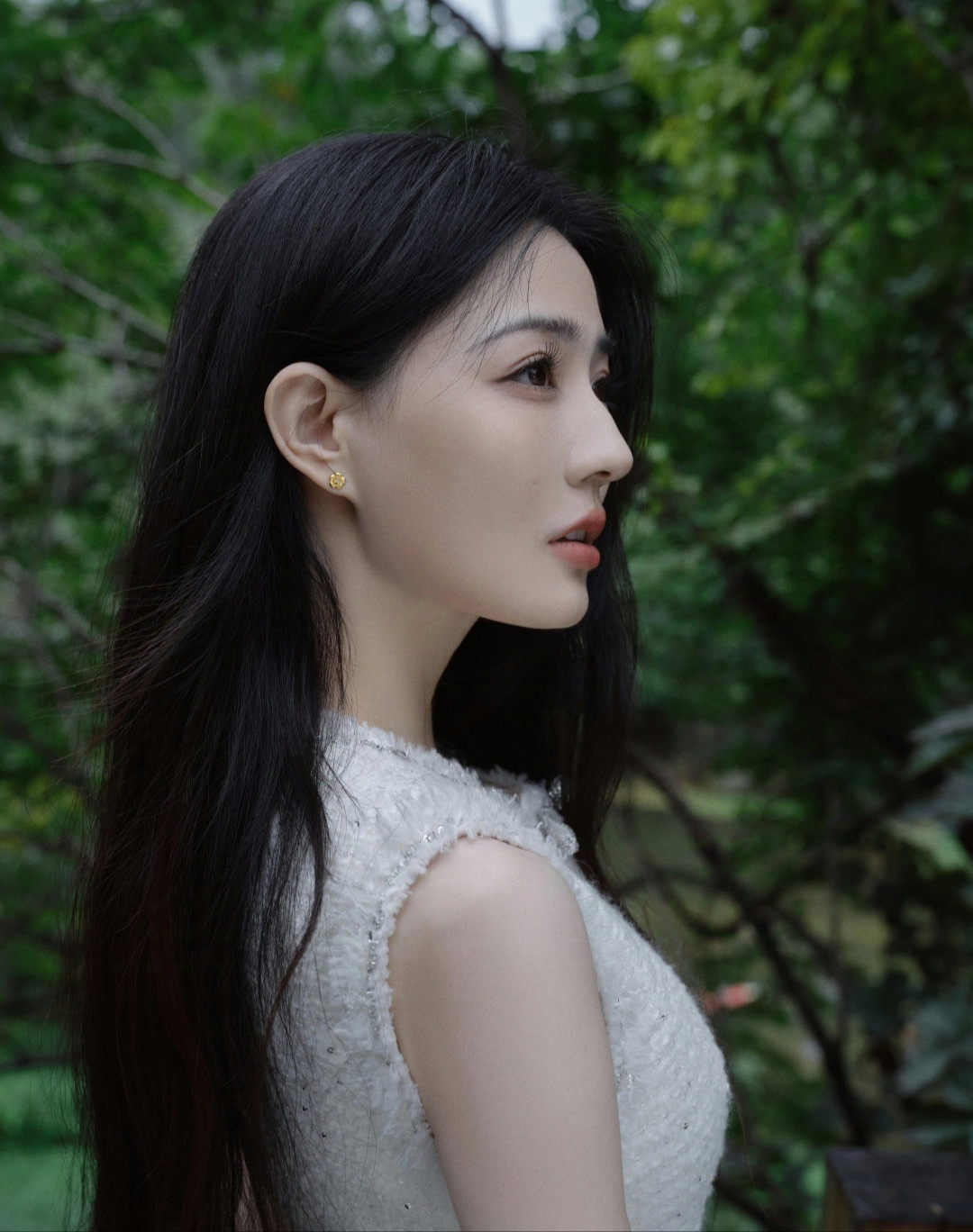 甜美优雅,温柔似水的徐璐,肤白貌美,五官精致,身材窈窕,前凸后翘,妩媚