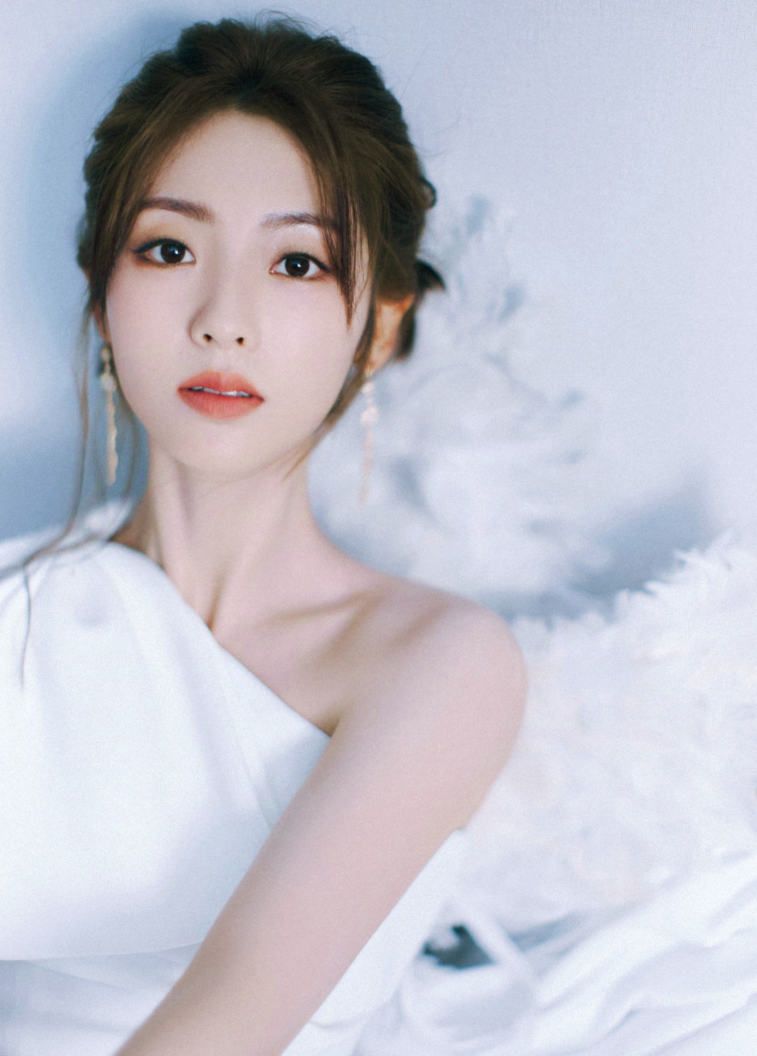 身姿曼妙曲线玲珑有致的邢菲雪肤玉貌千娇百媚窈窕身材前凸后翘
