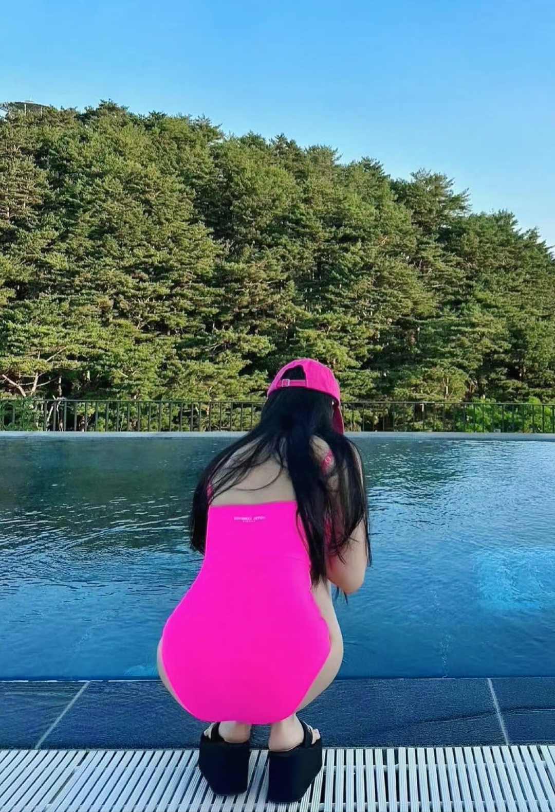 婀娜多姿性感妖娆的朴孝敏一身粉红色泳装尽显曼妙身材前凸后翘