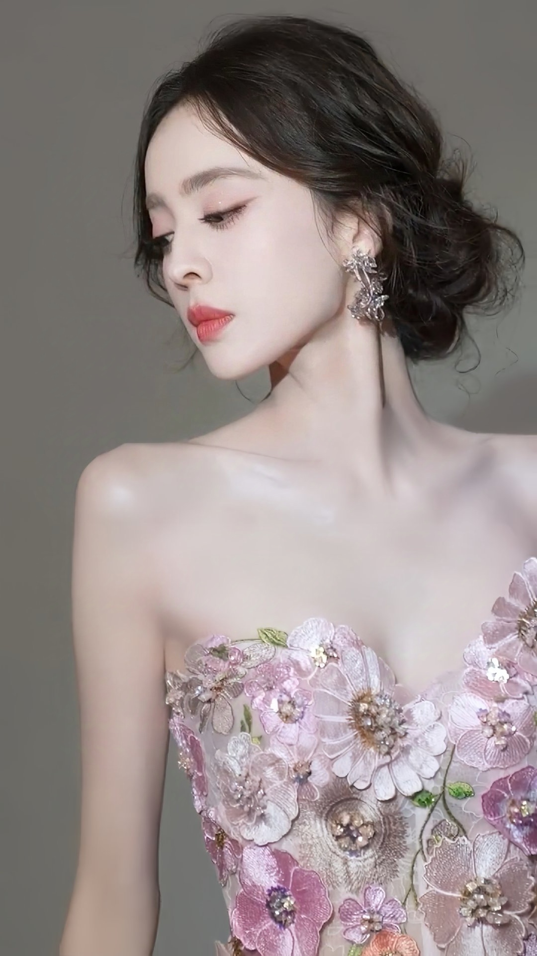 花枝招展,千娇百媚的古力娜扎,貌若天仙,娇艳欲滴,婀娜身材,前凸后翘