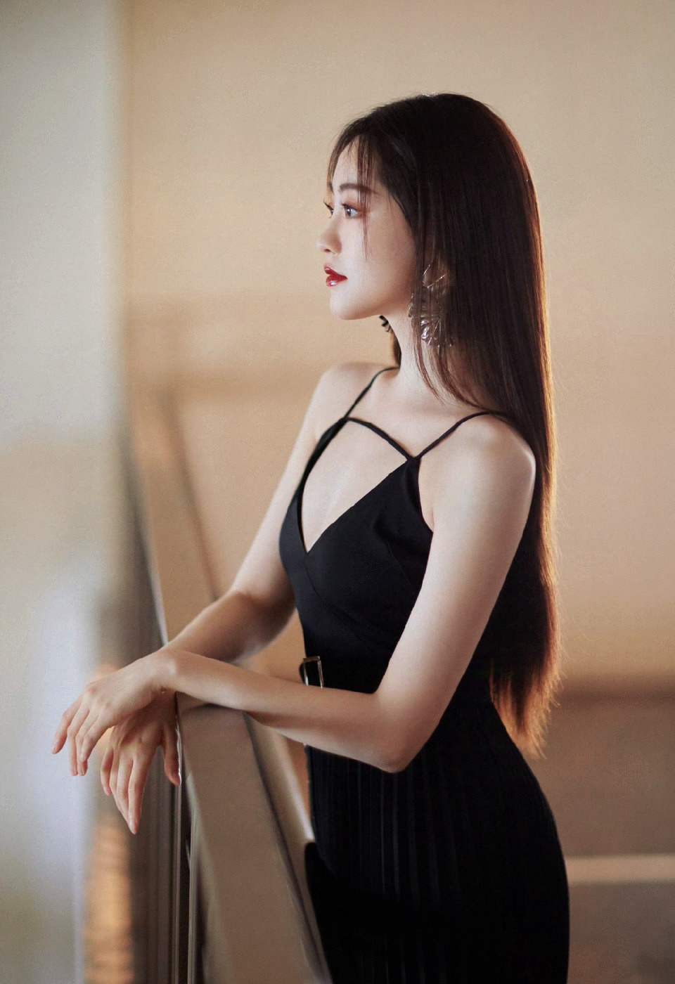 高贵冷艳,温婉娴淑的祝绪丹,雪肤玉貌,烈焰红唇,娇艳欲滴,高挑身材