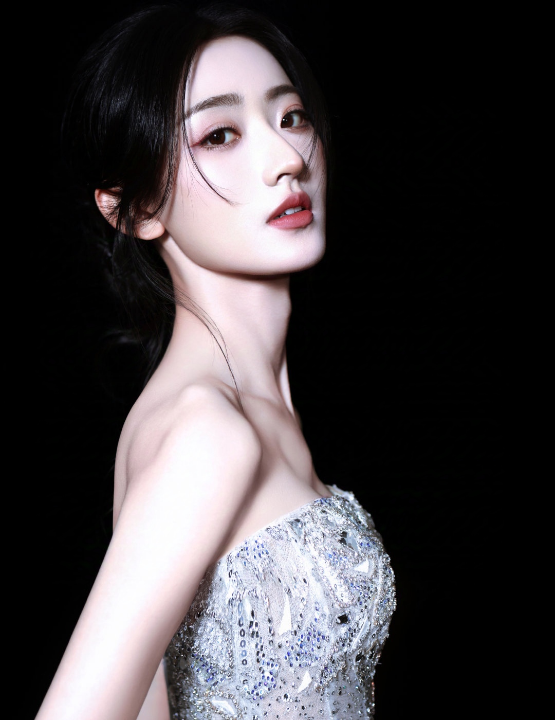 身姿绰约,神韵悠然的杨雨潼,娇艳欲滴的容颜,窈窕曼妙的身材,婀娜多姿