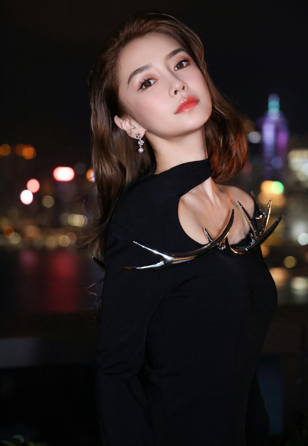 高贵优雅,时尚靓丽的杨颖,肤白貌美的容颜,千娇百媚,窈窕曼妙的身材