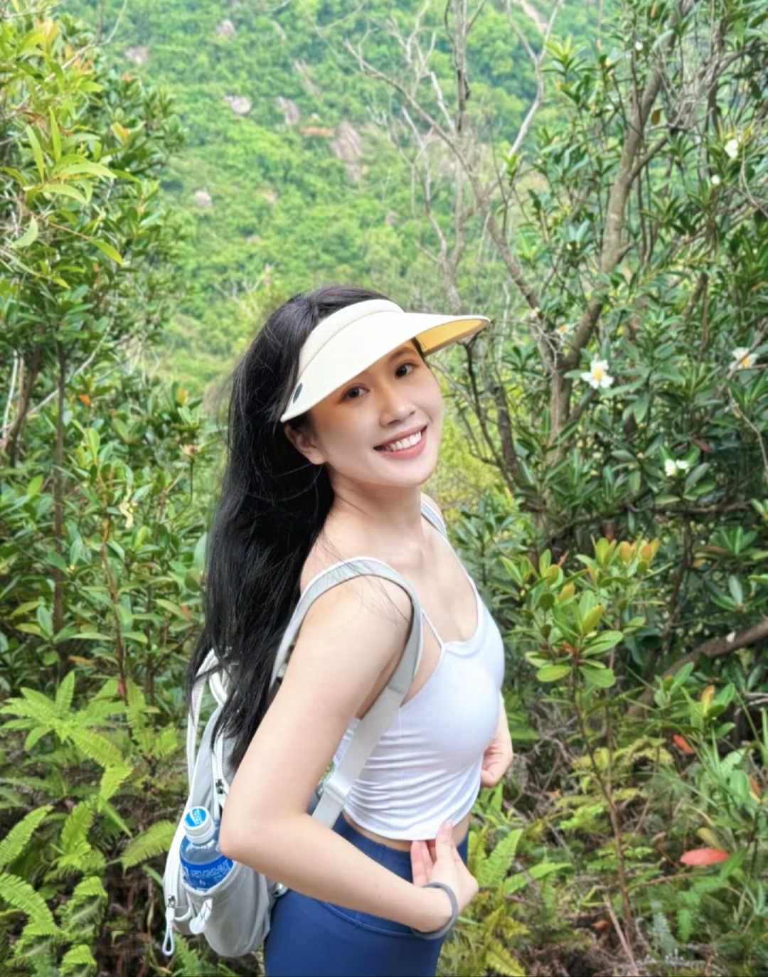 周末配董事长夫人去爬山,爬到半山腰时,笑眯眯的对