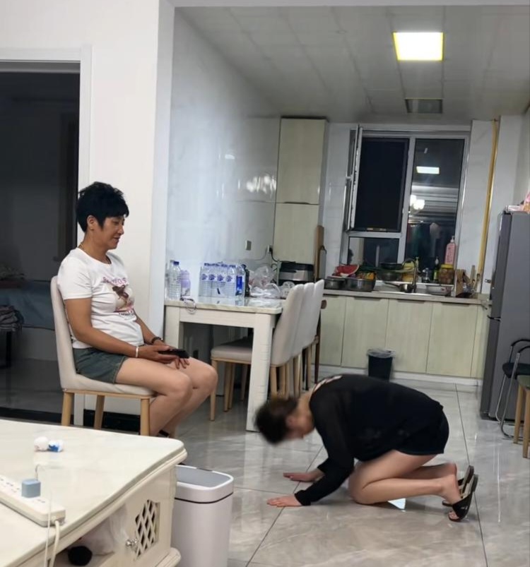 主人早晨撒尿我跪下服侍