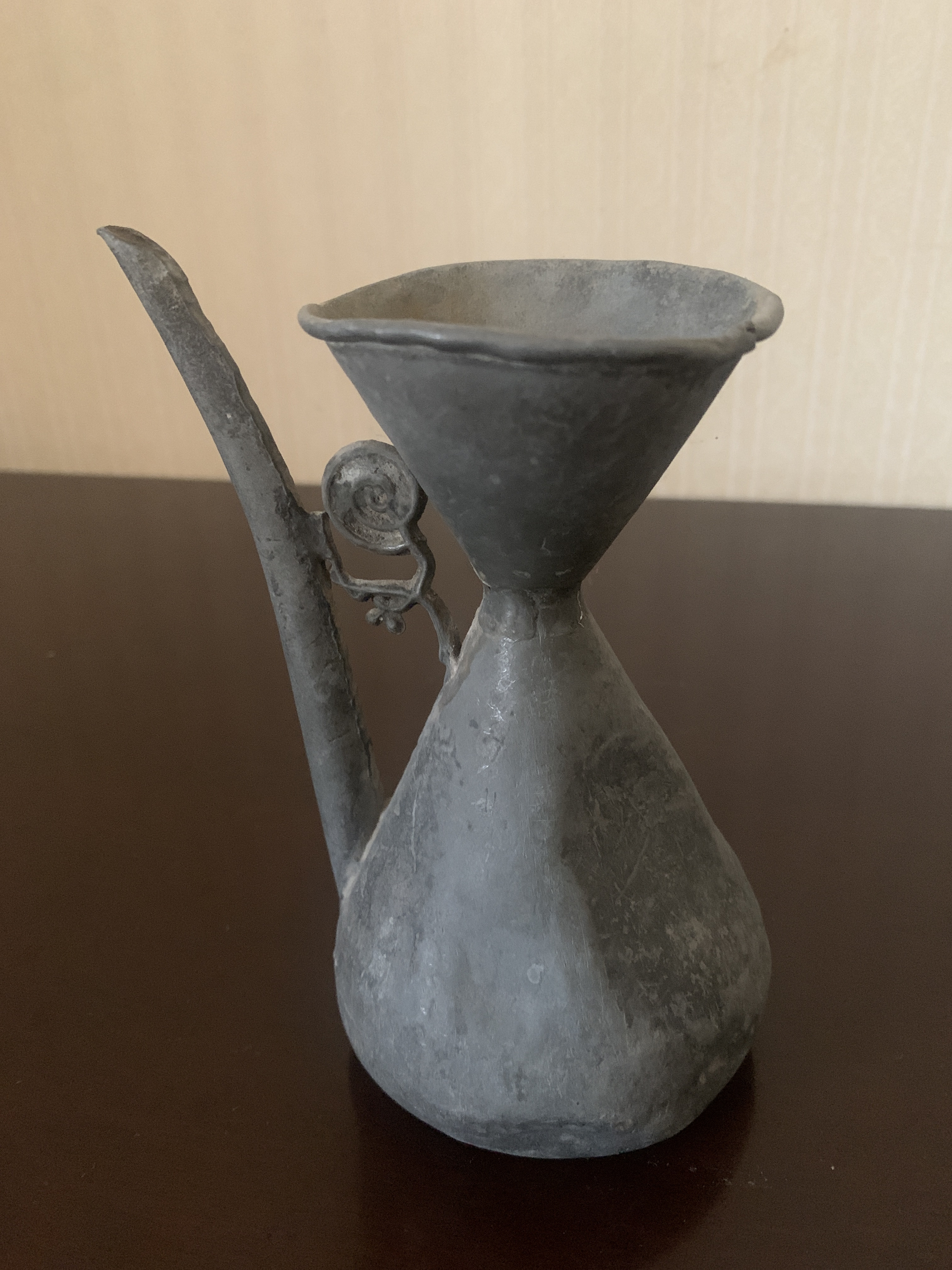 那时候喝酒都要把酒倒进锡酒壶里,然后把酒壶放进一个盛有热水的碗里