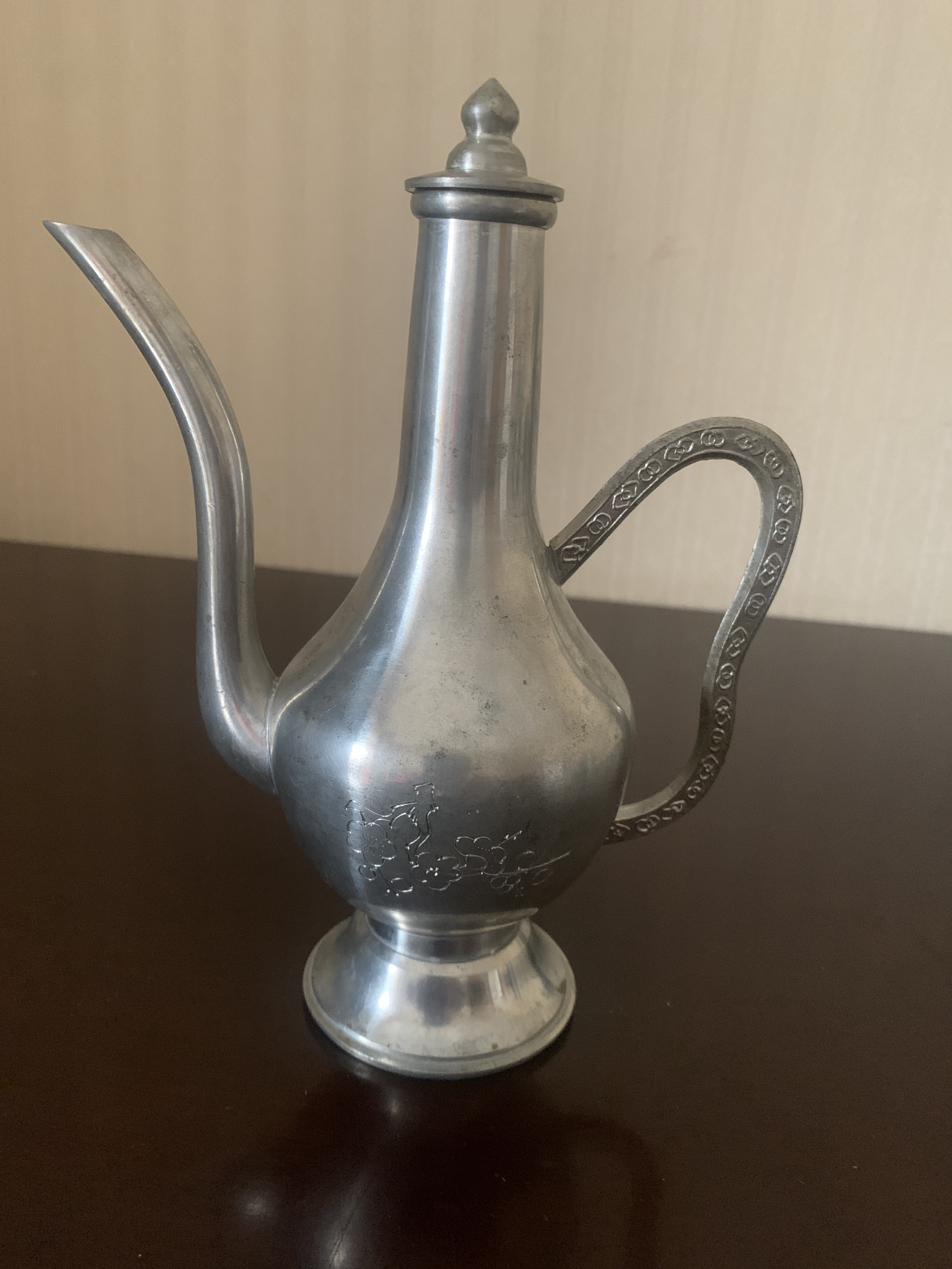 那时候喝酒都要把酒倒进锡酒壶里,然后把酒壶放进一个盛有热水的碗里