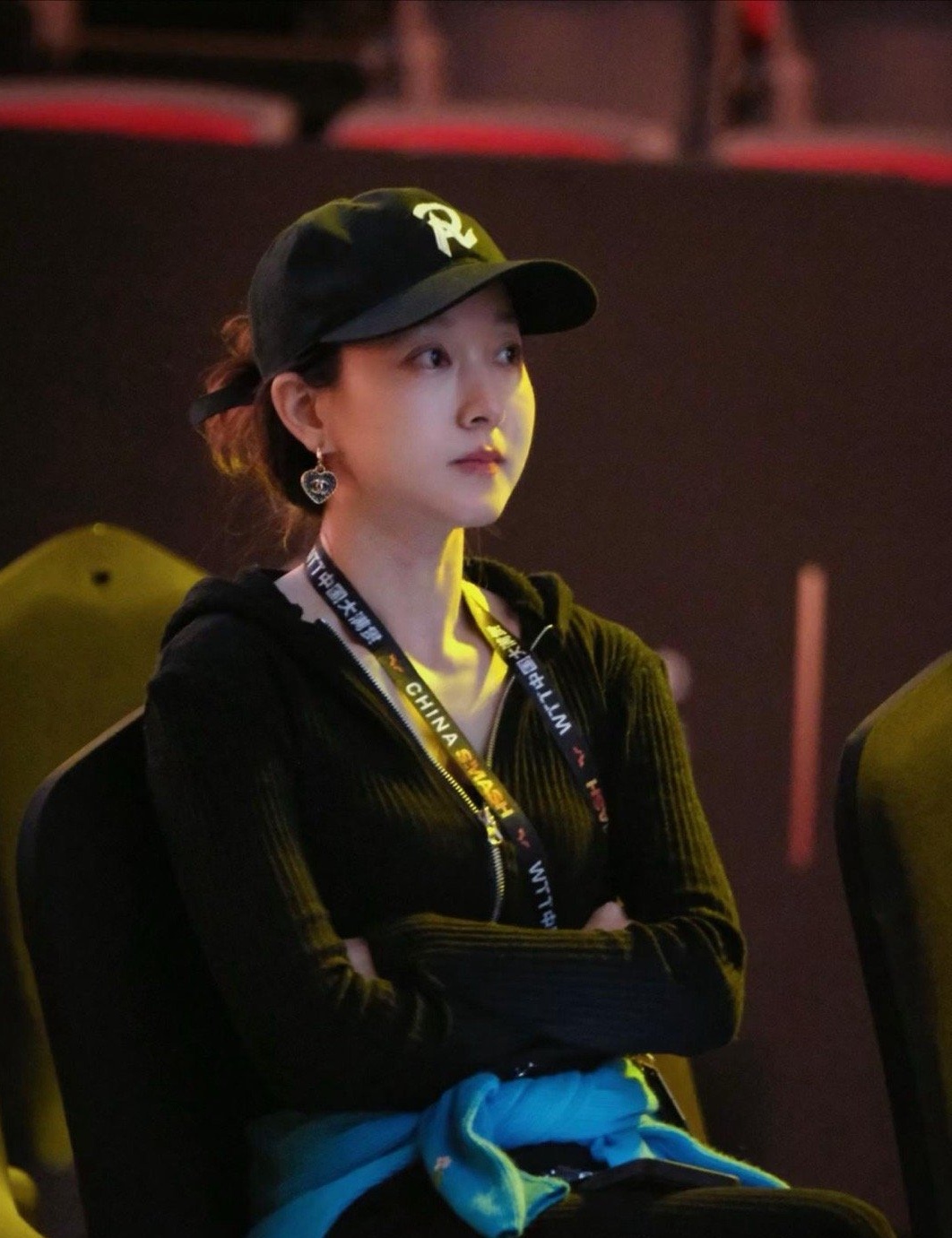 马龙的校花妻子带着自己的两个孩子出来看马龙比赛