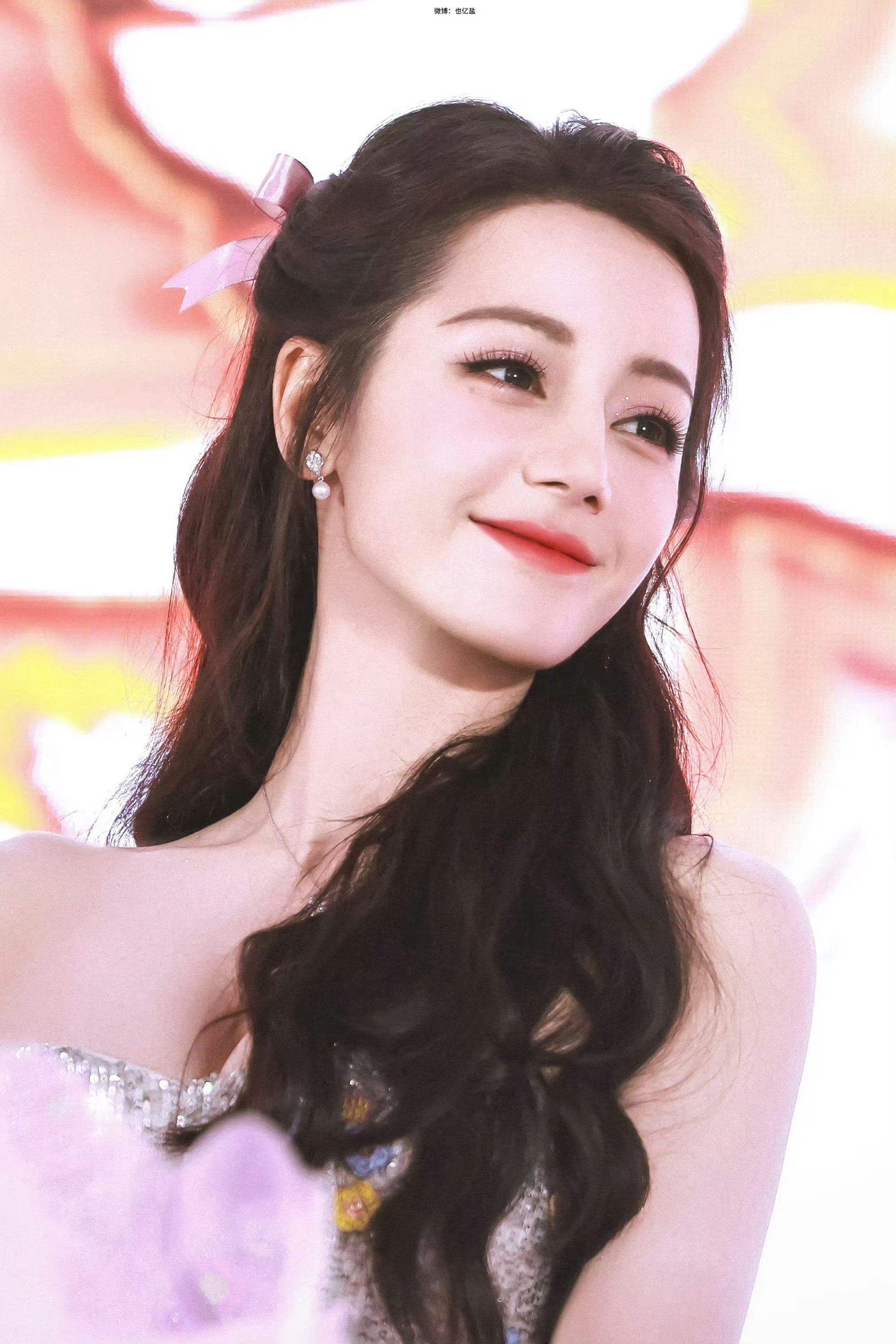 迪丽热巴真的好适合红色啊,浓颜就应该穿色彩艳丽的衣服,才相配吧