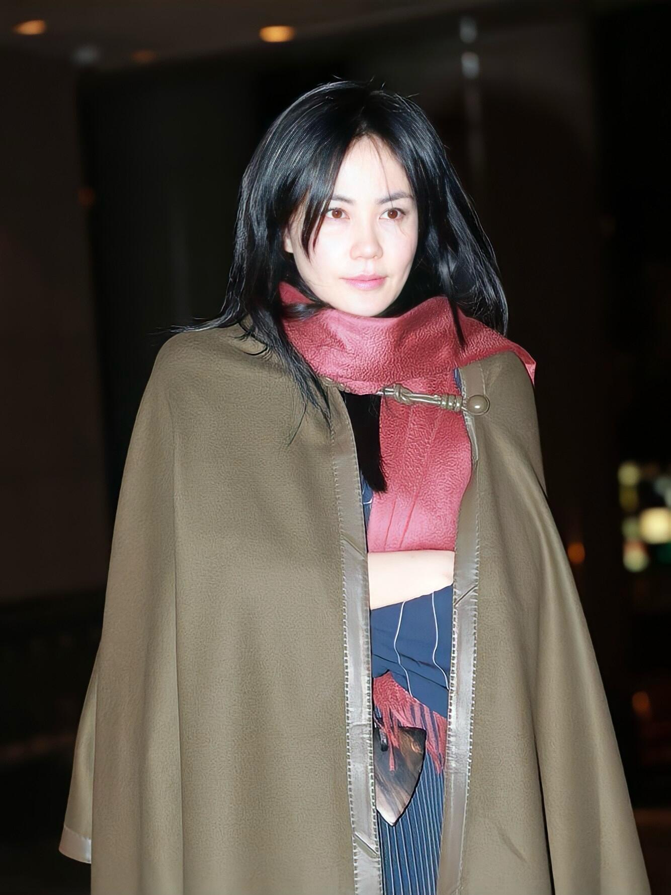 王菲参加刘嘉玲生日宴会,怎么这状态看着还是个小姑娘啊,也太会保养了